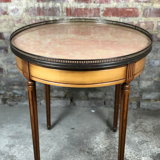 Table bouillotte de style Louis XVI en placage merisier à dessus marbre saumoné