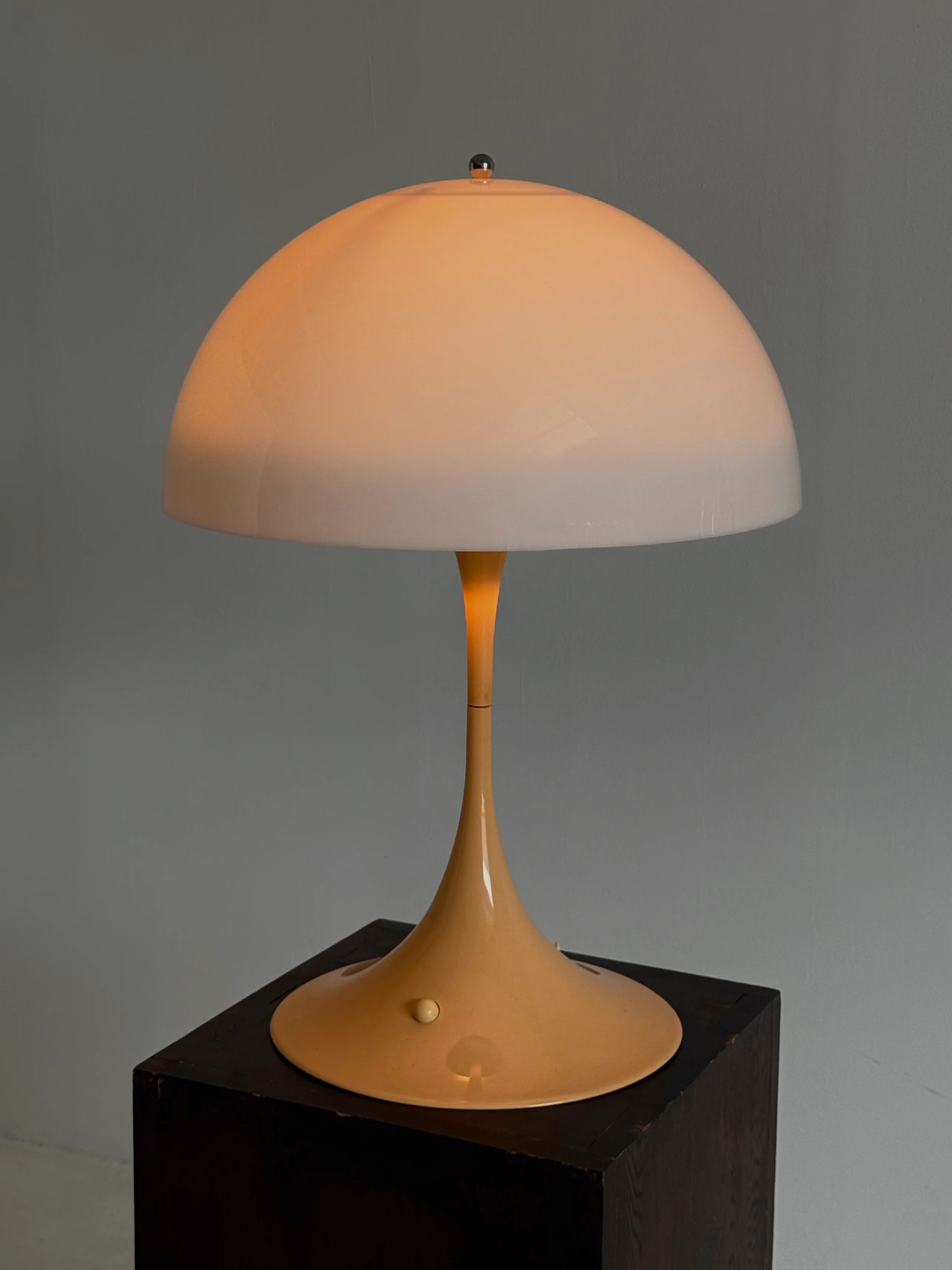 Lampe de table Panthella Louis Poulsen Verner Panton base beige
