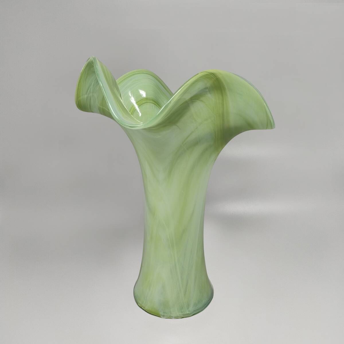 Vase vert étonnant des années 1960, signé Ca Dei Vetrai. Fabriqué en Italie.