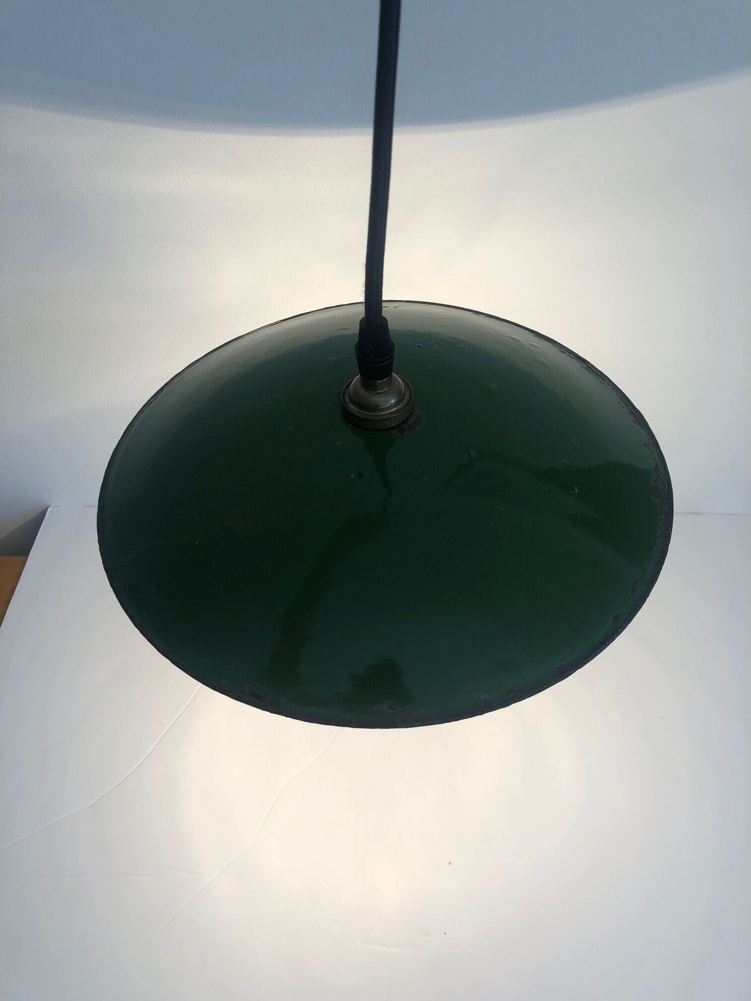 Enamelled green bowl suspension