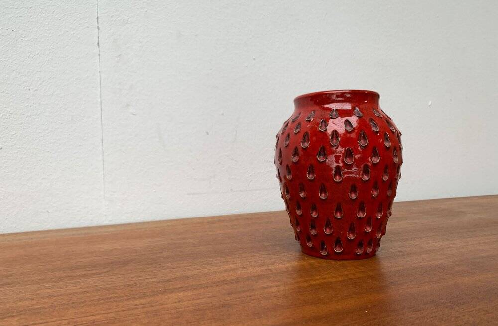 Strawberry ceramic vase from the mid-century by Fratelli Fanciullacci for Bitossi, 1960s.