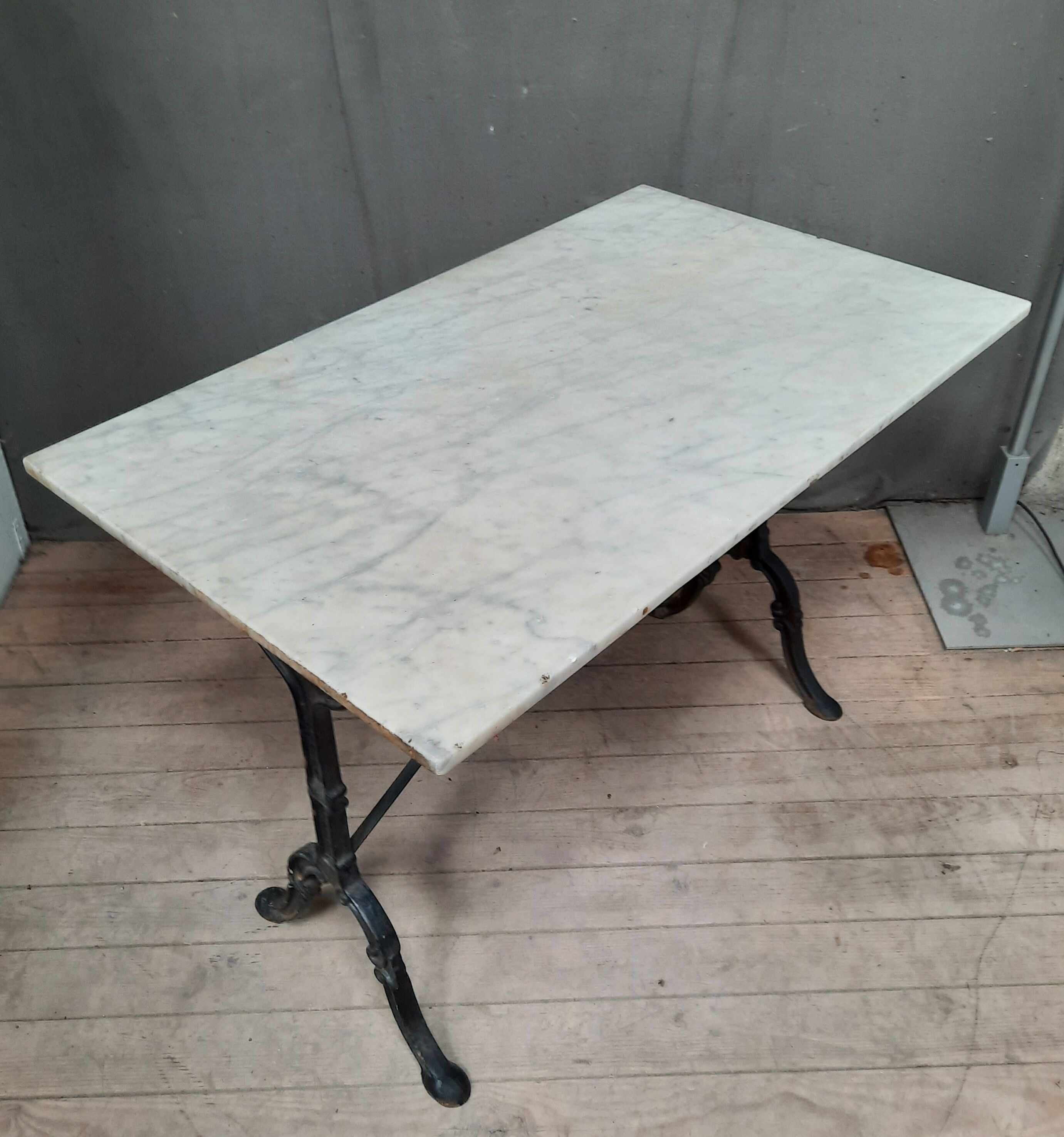 Bistro table in white marble