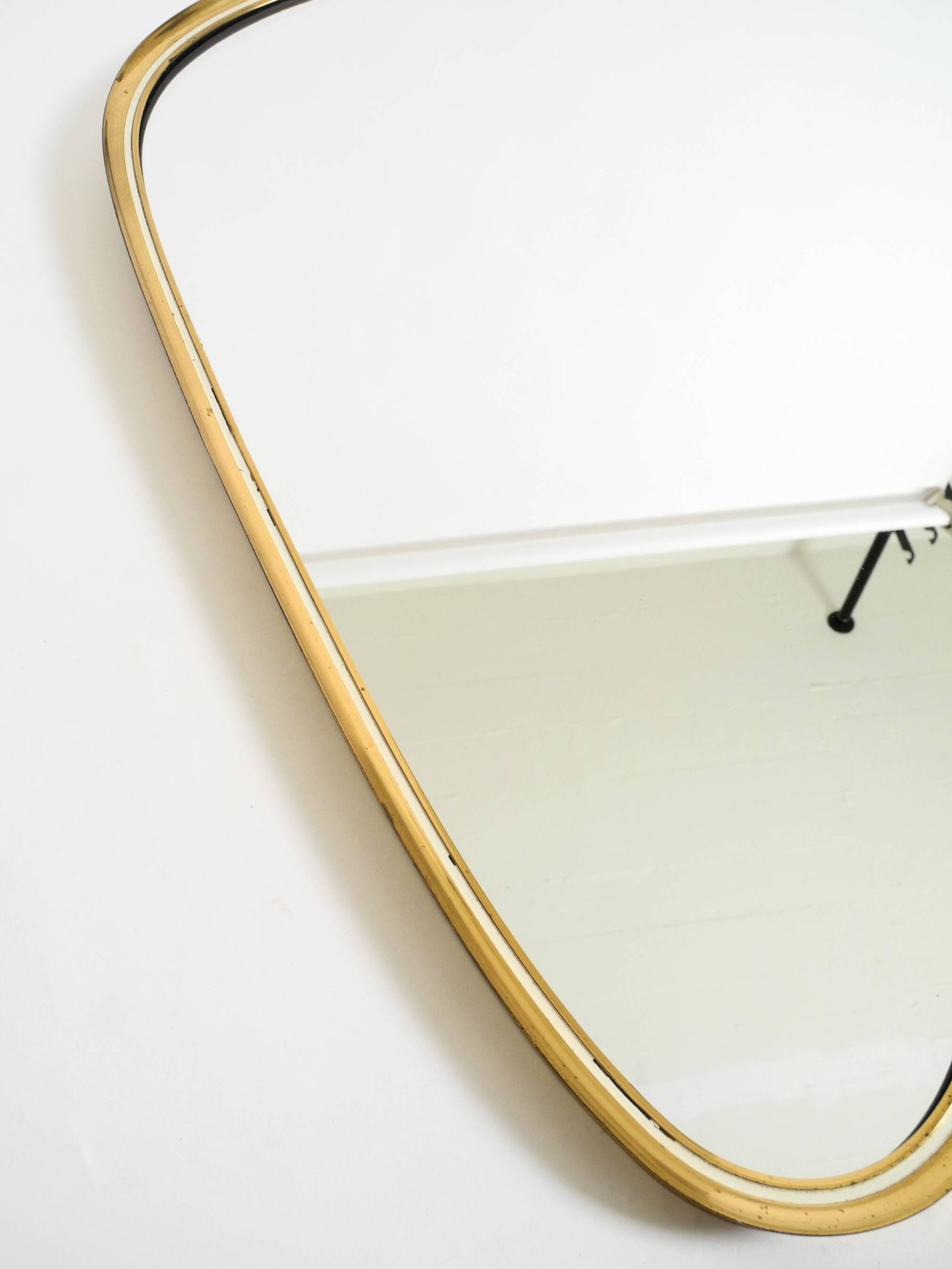 Heavy mid-century brass kidney-shaped wall mirror from Münchner Zierspiegel