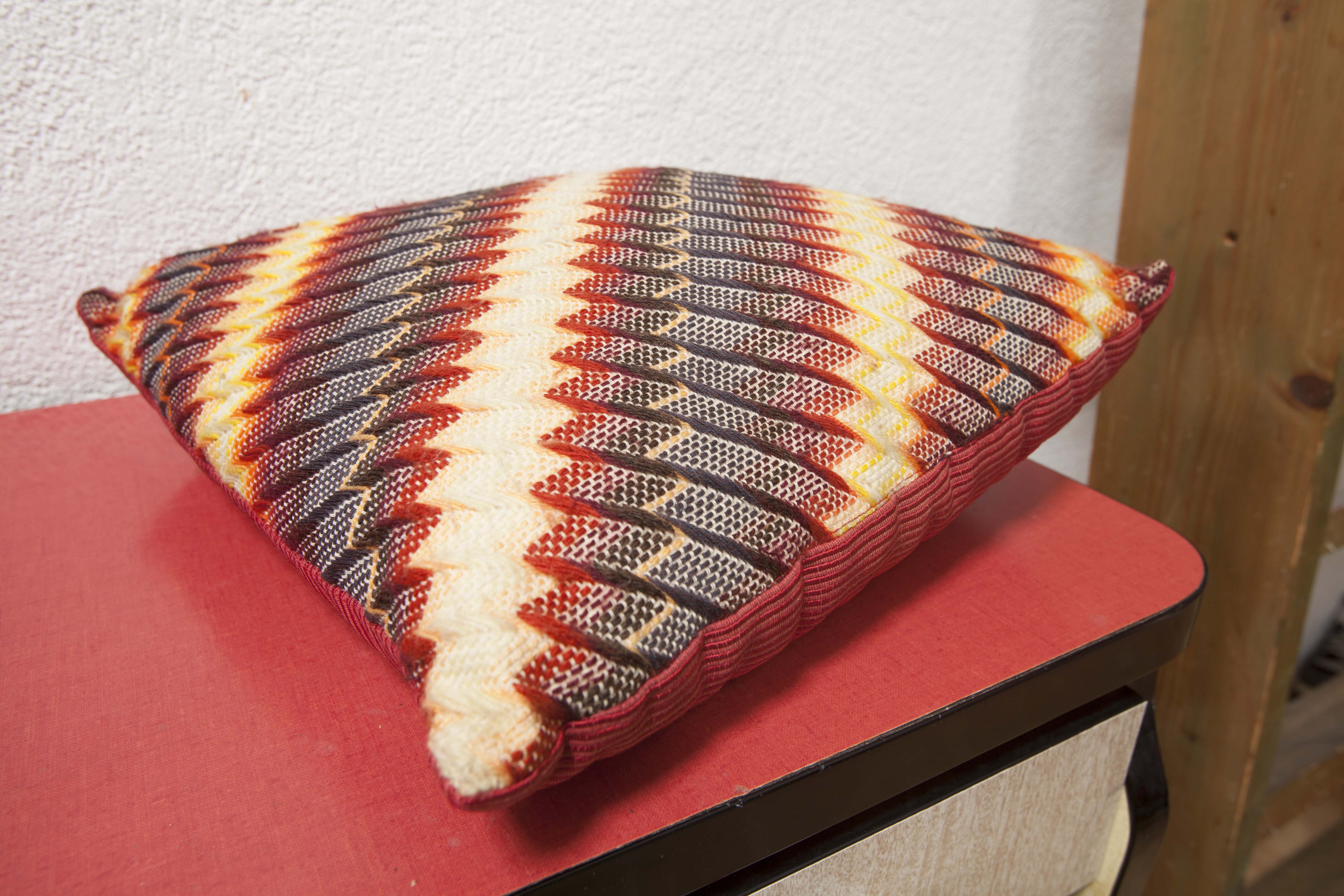 Zigzag cushion 70