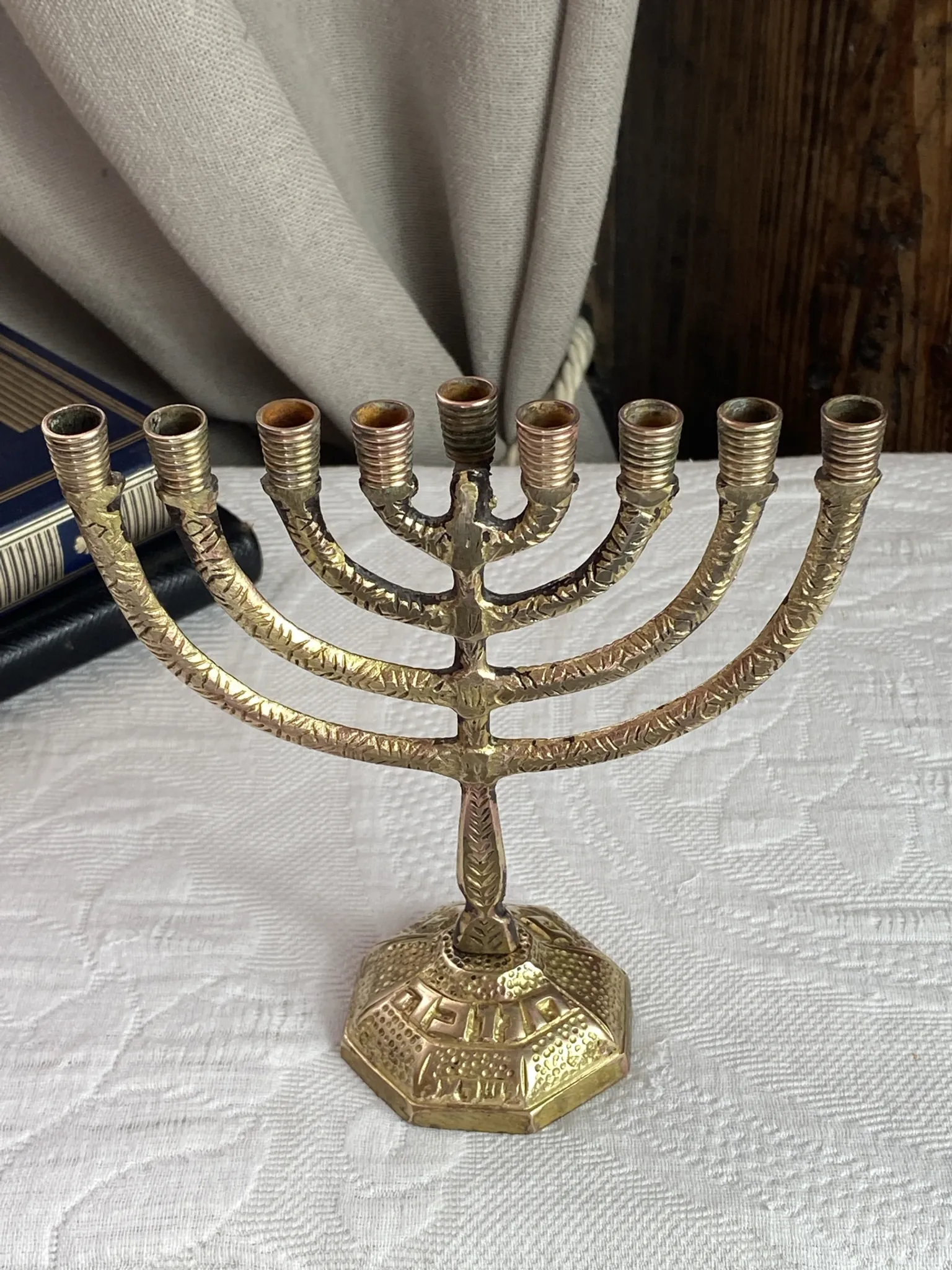 Chandelier, menorah à  neuf branches en laiton massif 