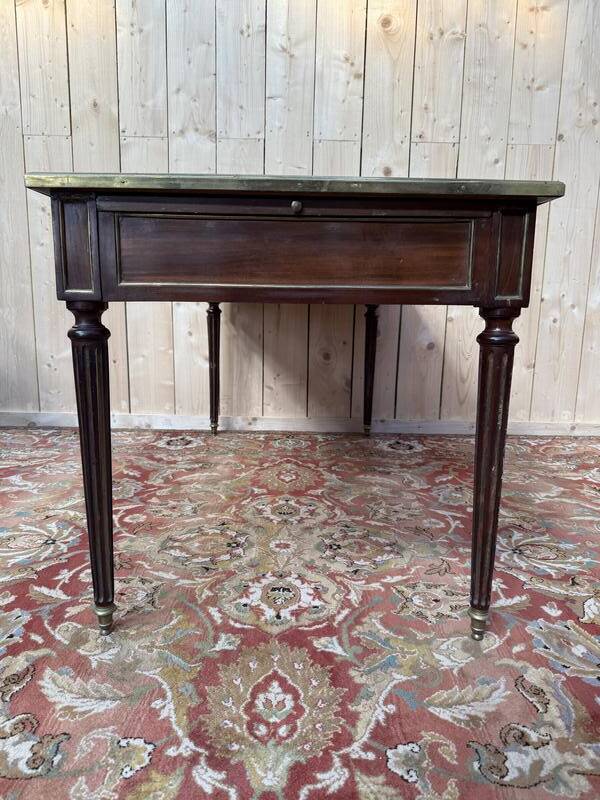 Bureau plaît de style Louis XVI en acajou et filets de laiton