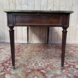 Bureau plaît de style Louis XVI en acajou et filets de laiton