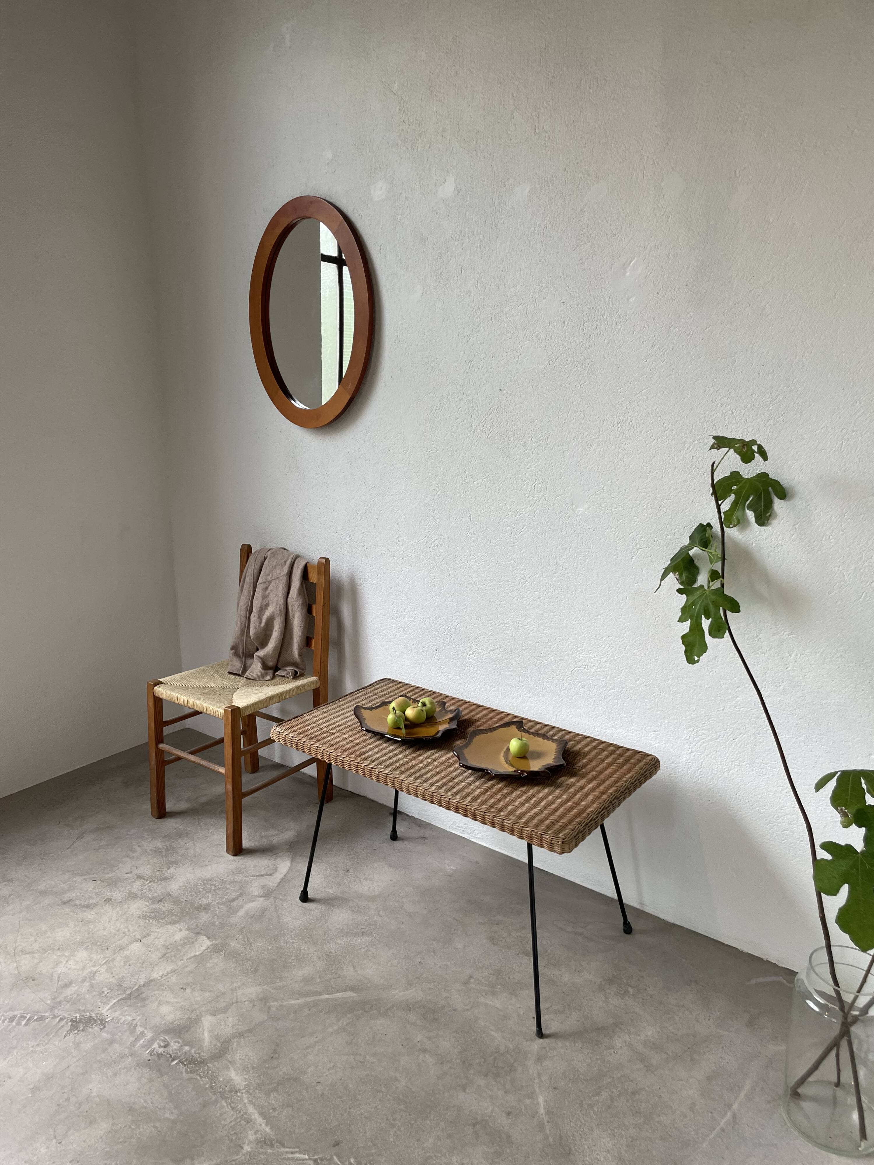 Table basse osier tressé et métal 1960