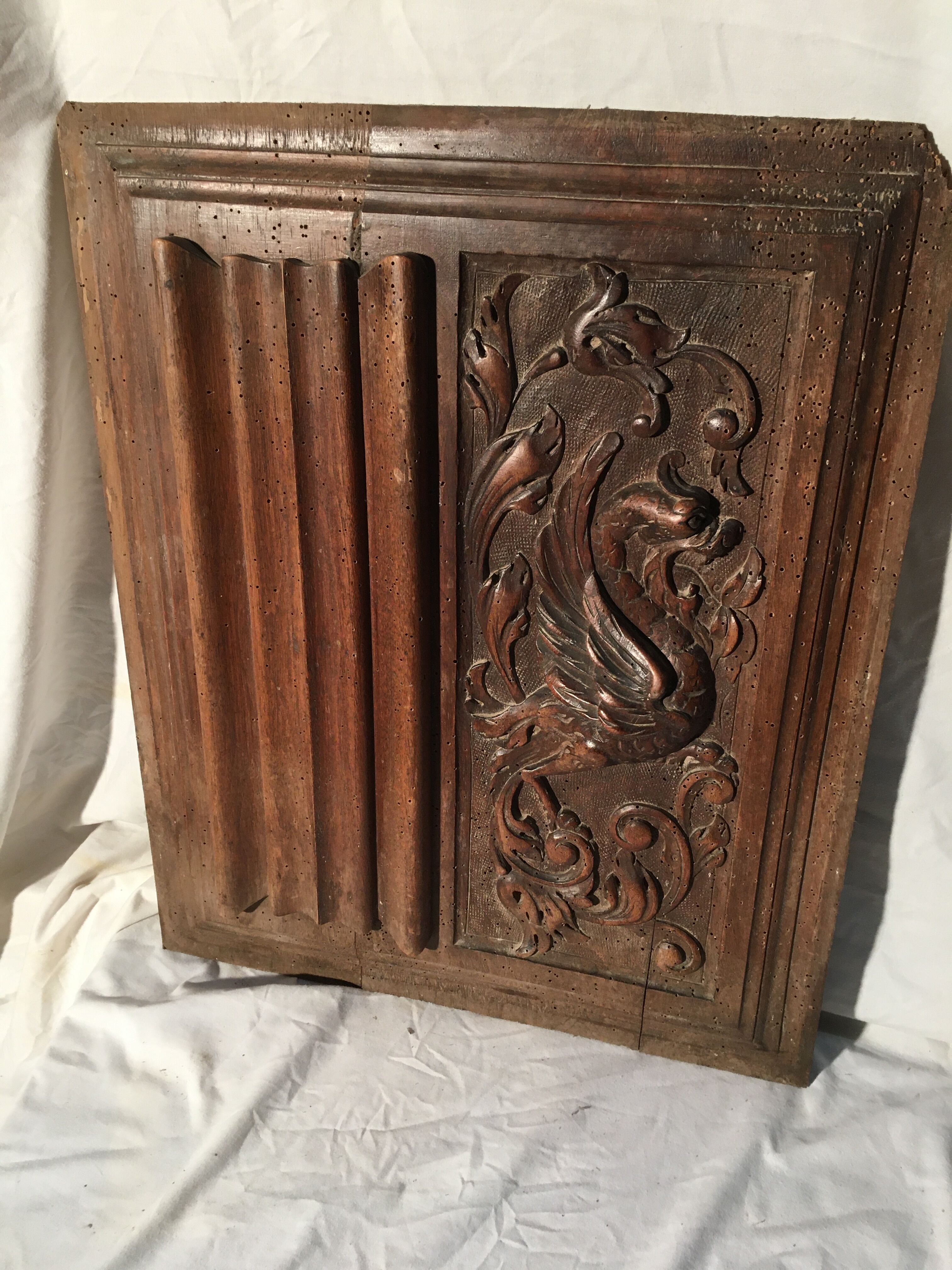 Facade of wooden cabinet door scultpté.