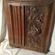 Facade de porte armoire en bois scultpté.