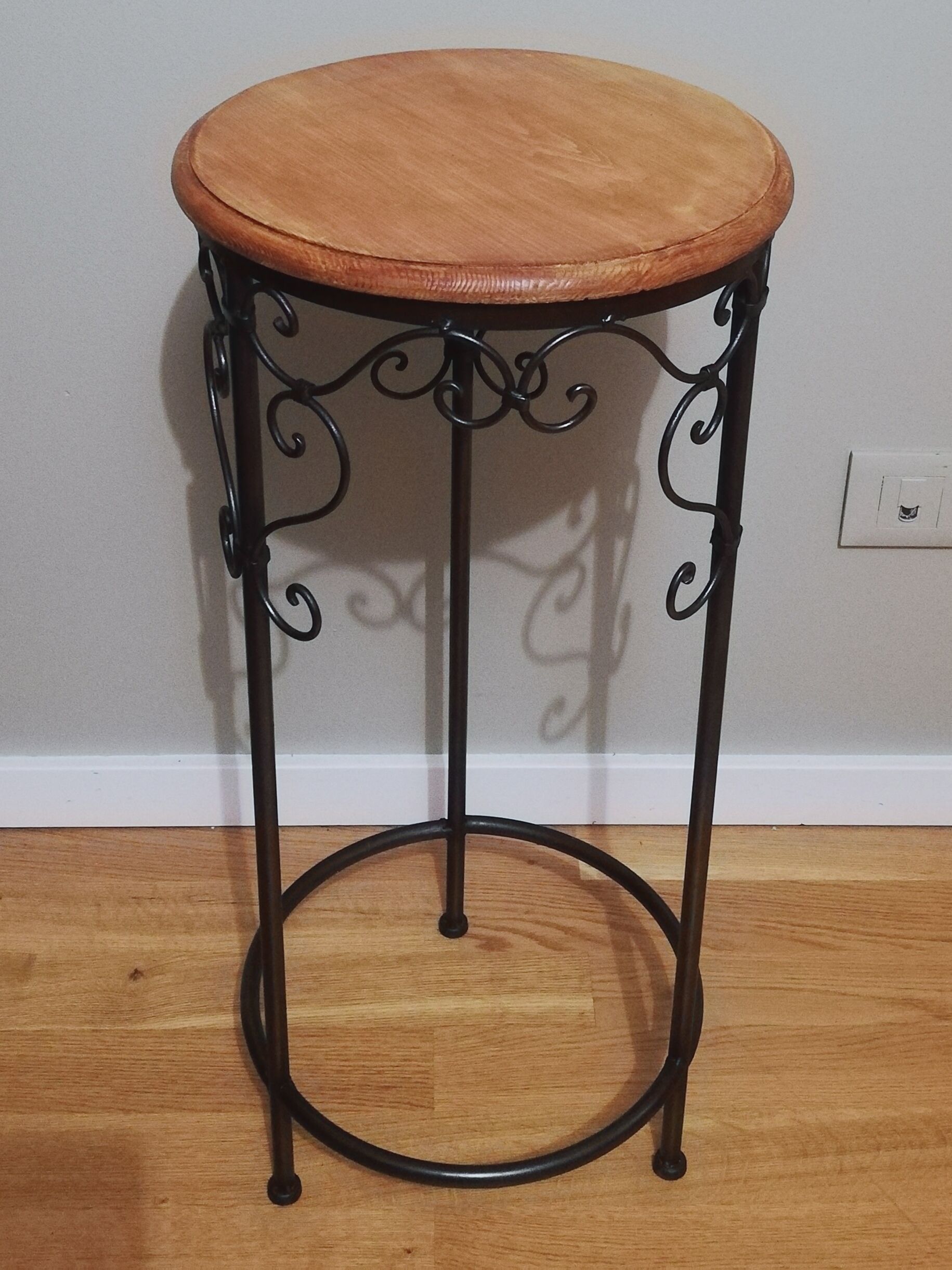 Pedestal table in wrought iron and wood