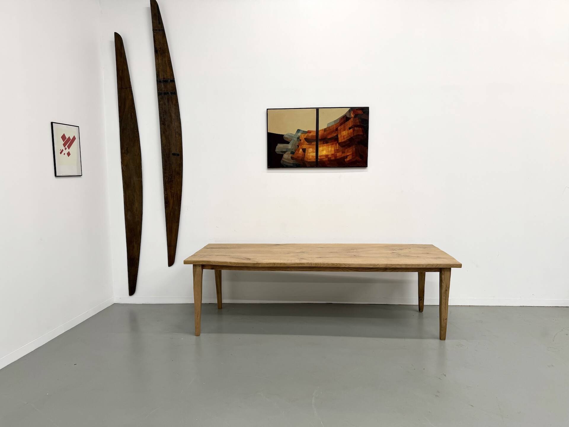 Grande table de salle à manger en chêne massif, au format XXL.