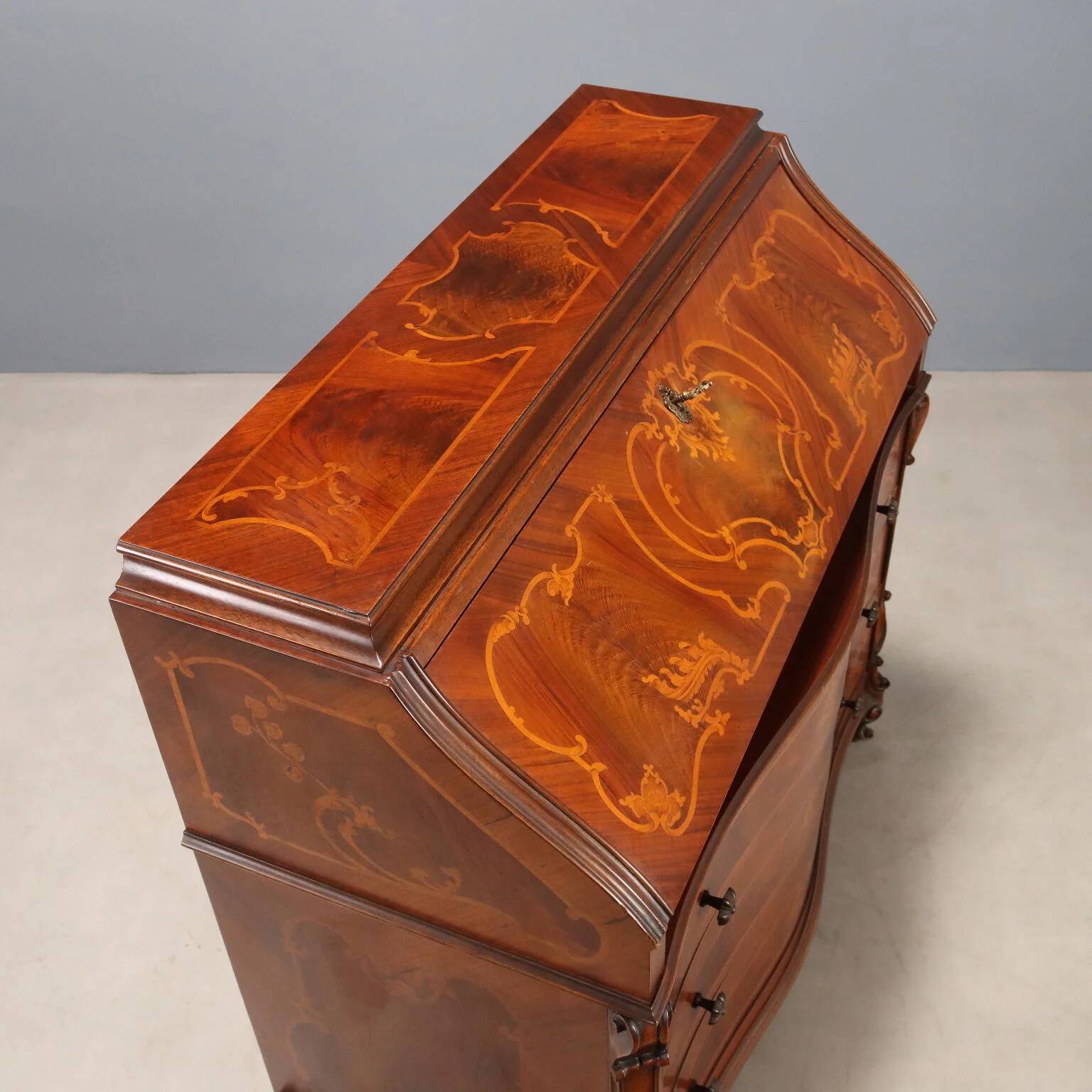 Antique drop-leaf table in walnut with maple inlays, Italy, 20th century.