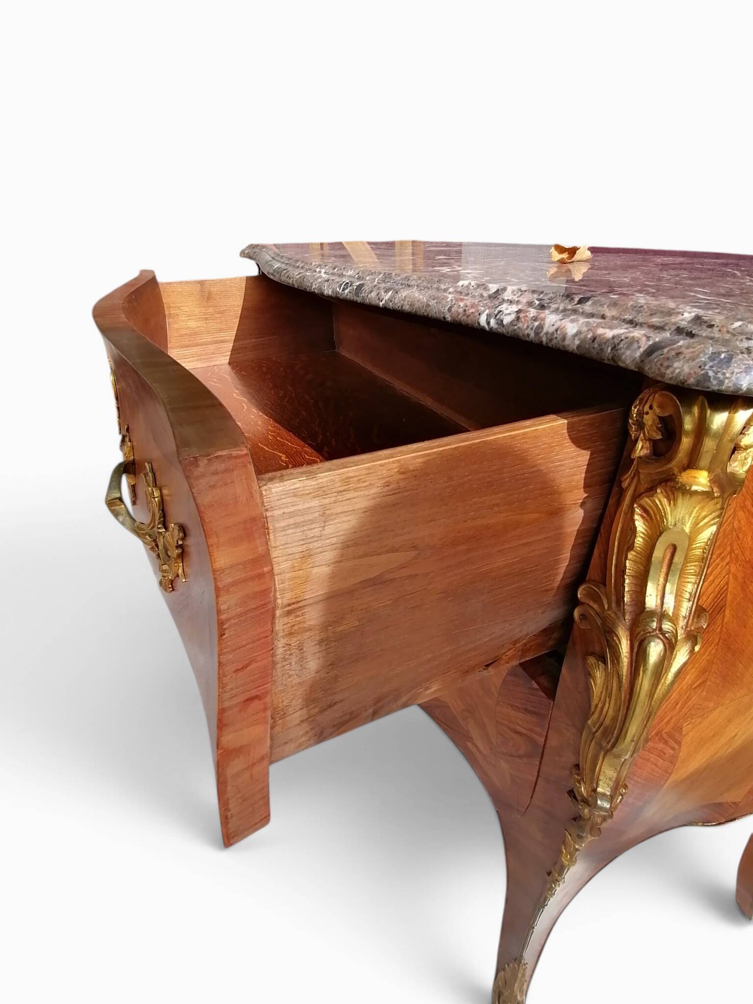 Commode en bois de plaquage, marbre et bronze - Style Louis XV.