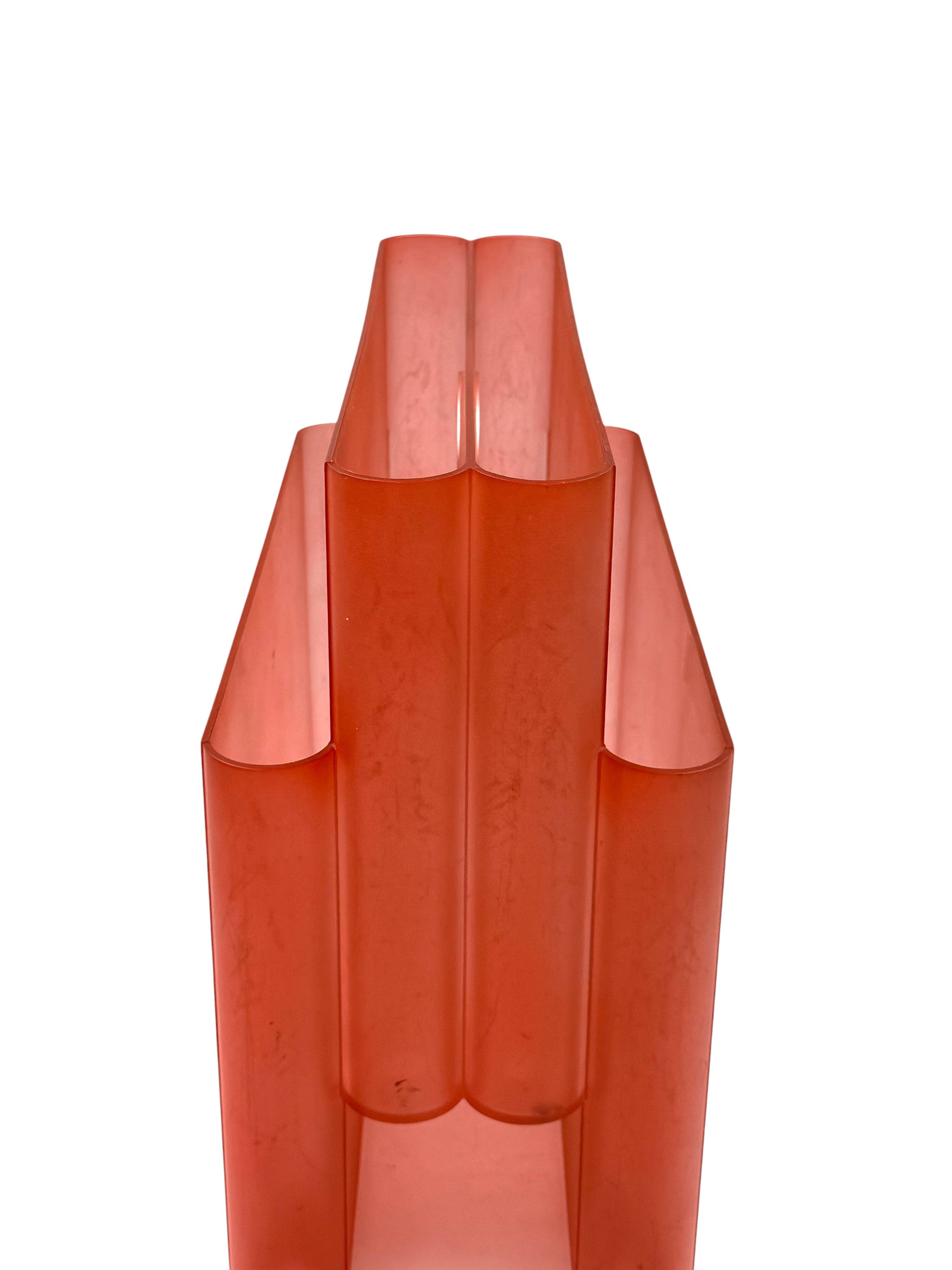Space age pink plastic magazine rack, Giotto Stoppino, Kartell 1970s