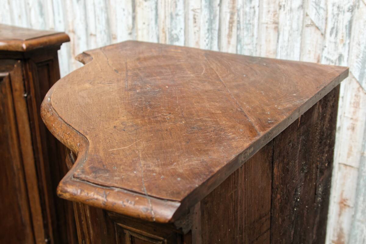 Paire d'encoignures galbées style Louis XV