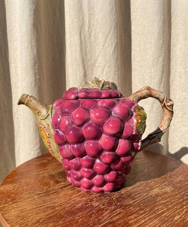 Théière barbotine raisin vintage