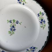 Ensemble de 4 assiettes à dessert anciennes Terre de Fer motif floral