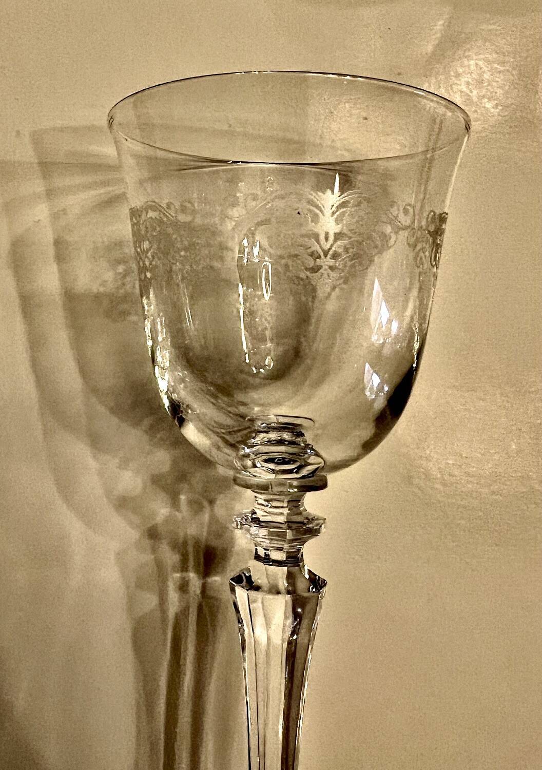 Lot de 11 anciens verres à eau en cristal gravé – Jambe facettée –
