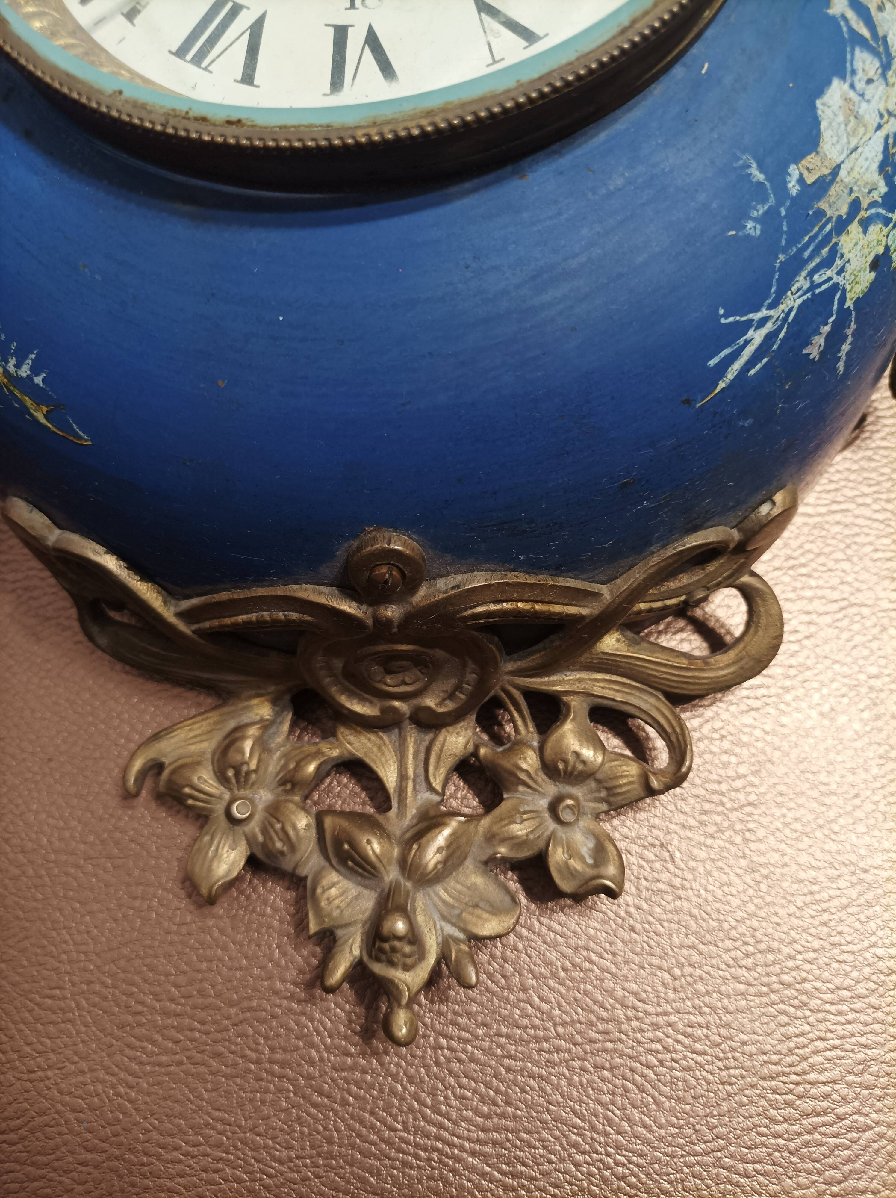 Wall clock in glazed earthenware decoration and brass chain empire style