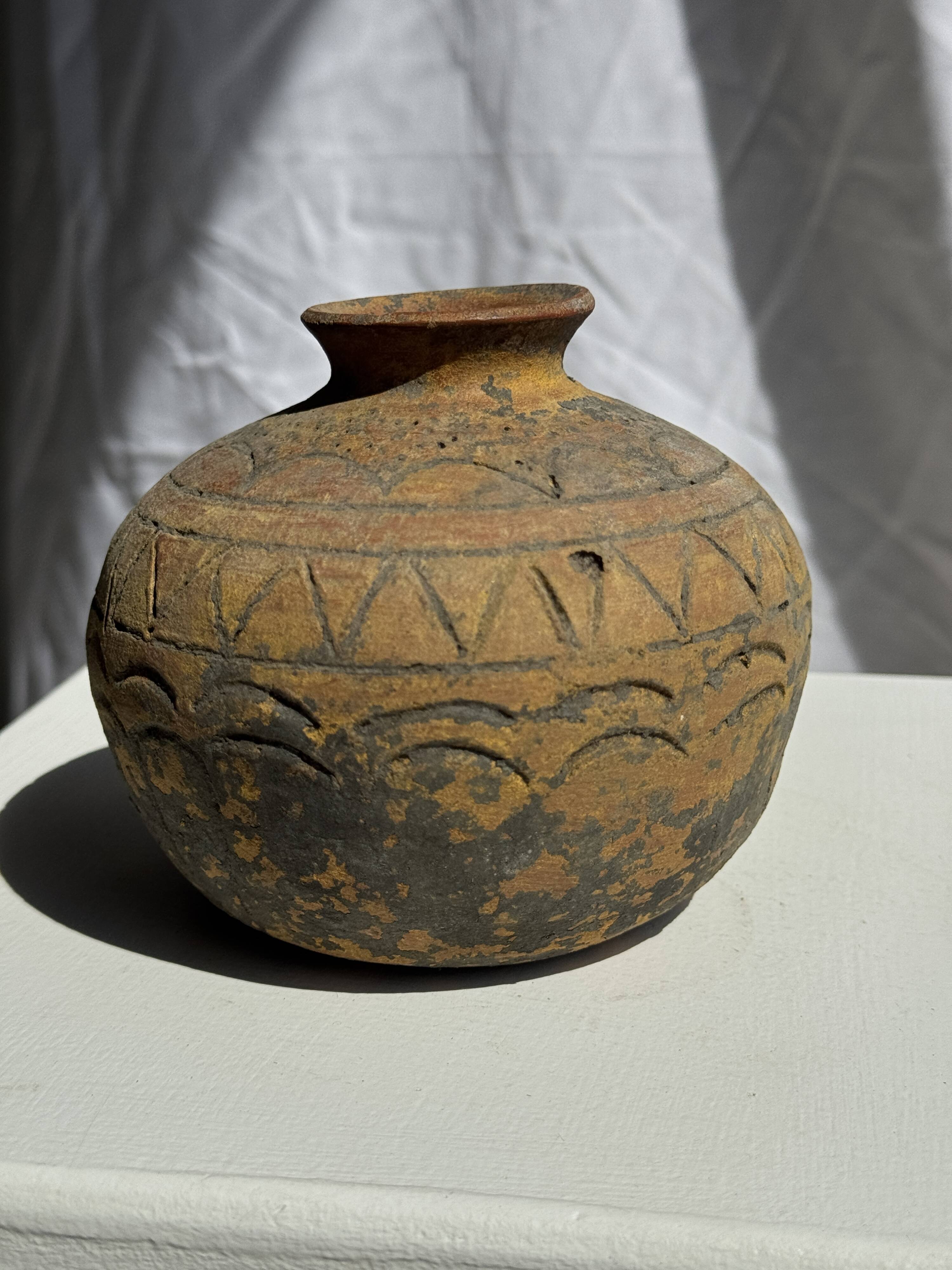 Small round ancient vase in engraved terracotta, Indonesian polychromy H10 D1