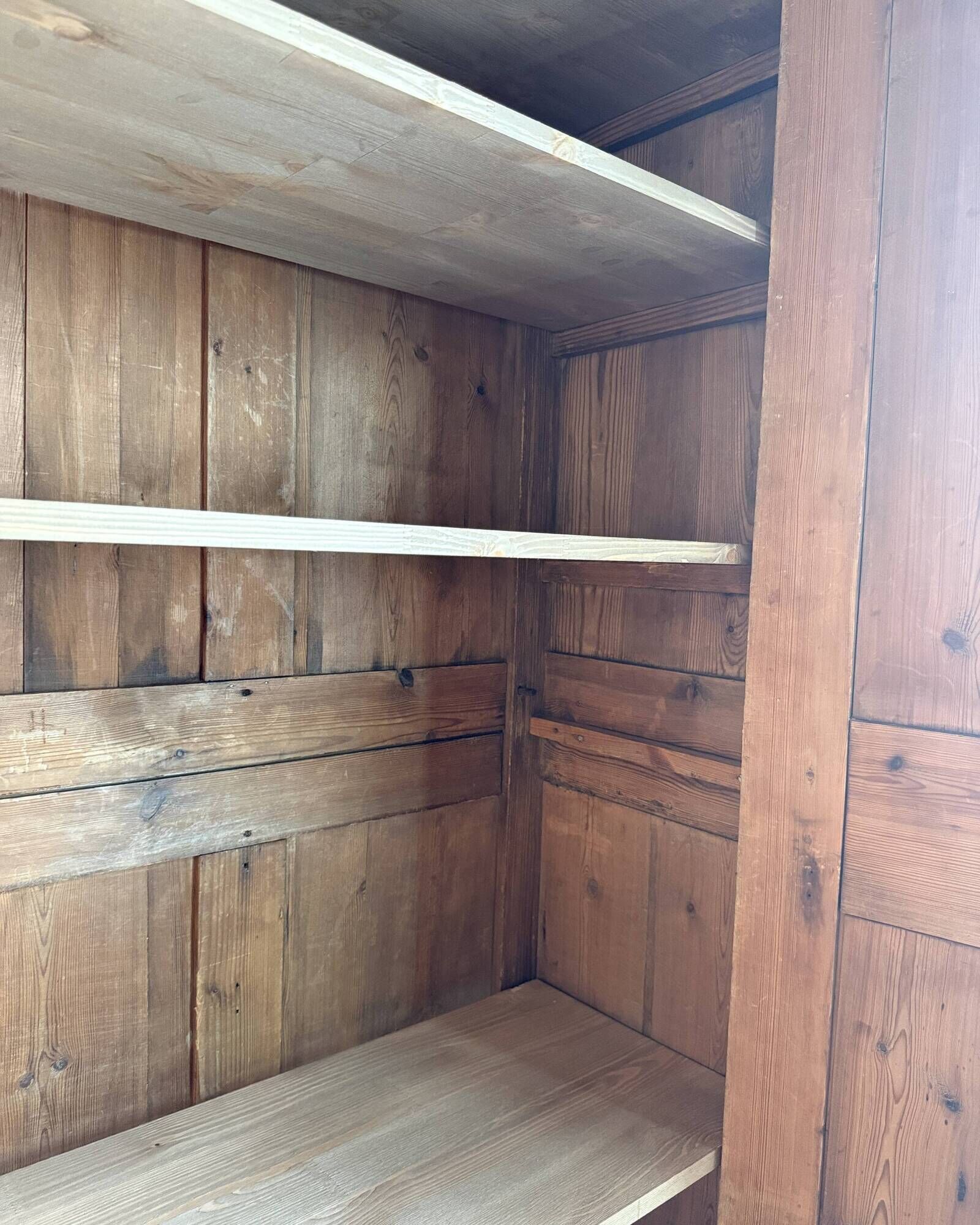 Armoire lingère ancienne en pin massif (rénovée)