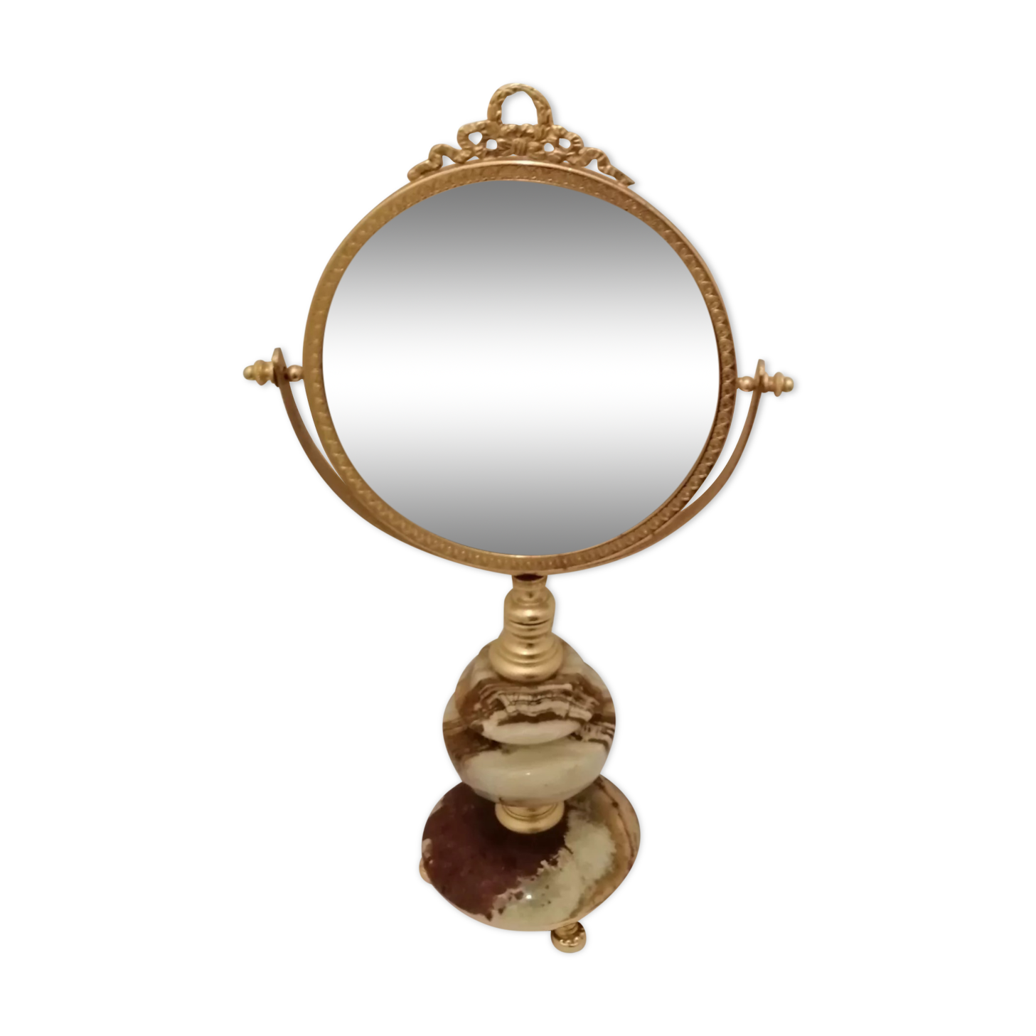 Old psyche mirror to pose