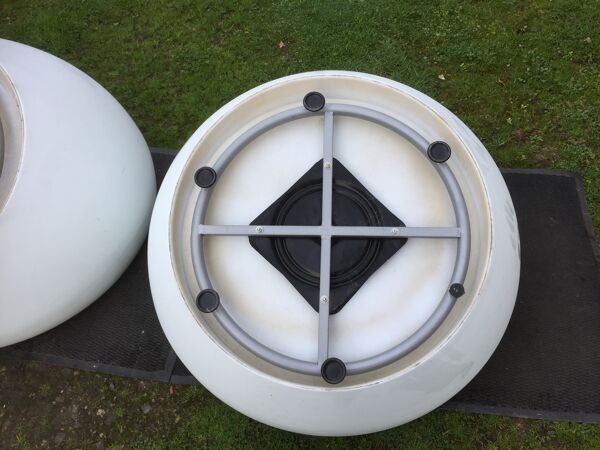 fauteuils design egg pod ball chair iconik blanc et simili cuir noir en l’état.