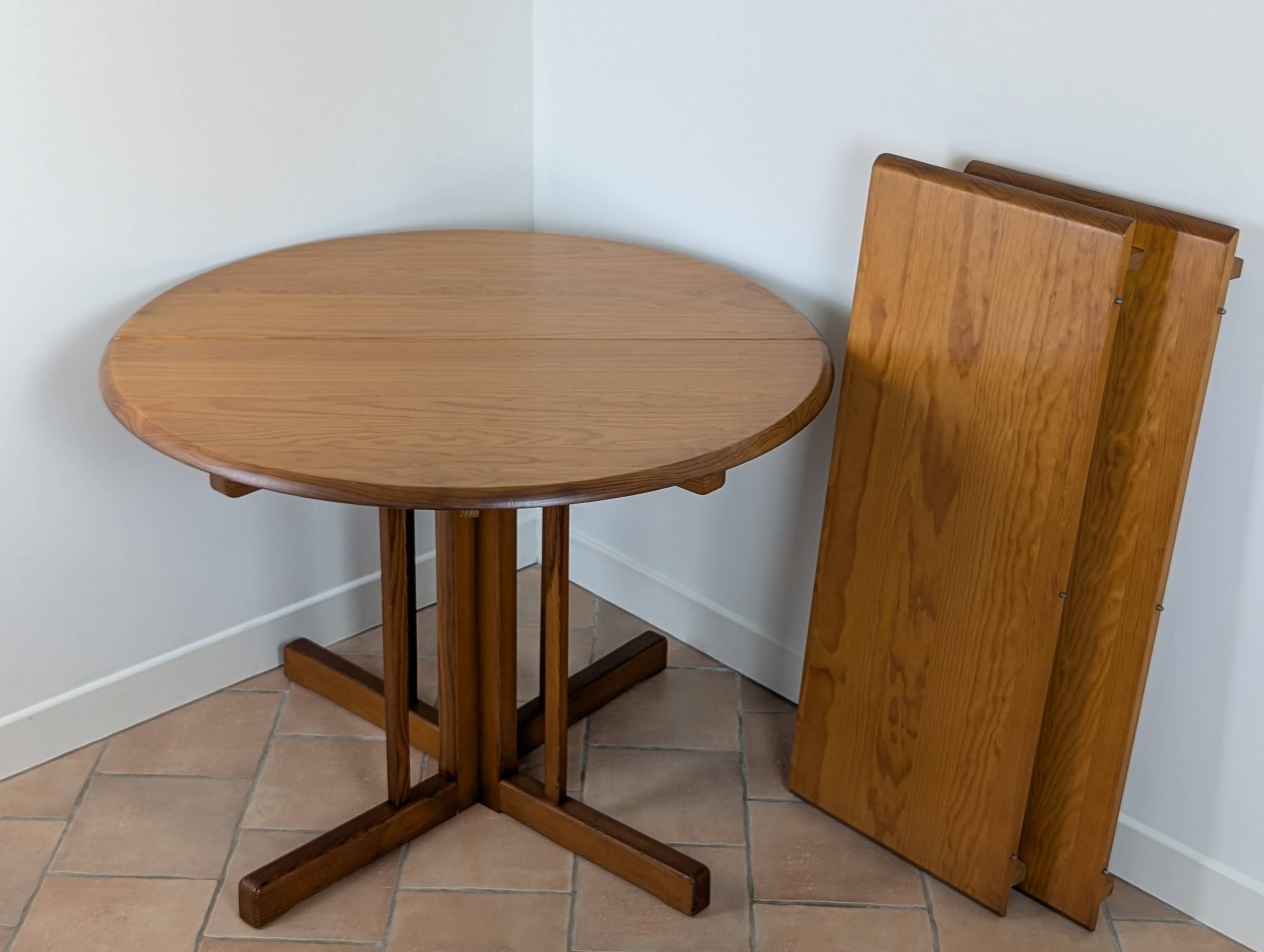 Extendable round table