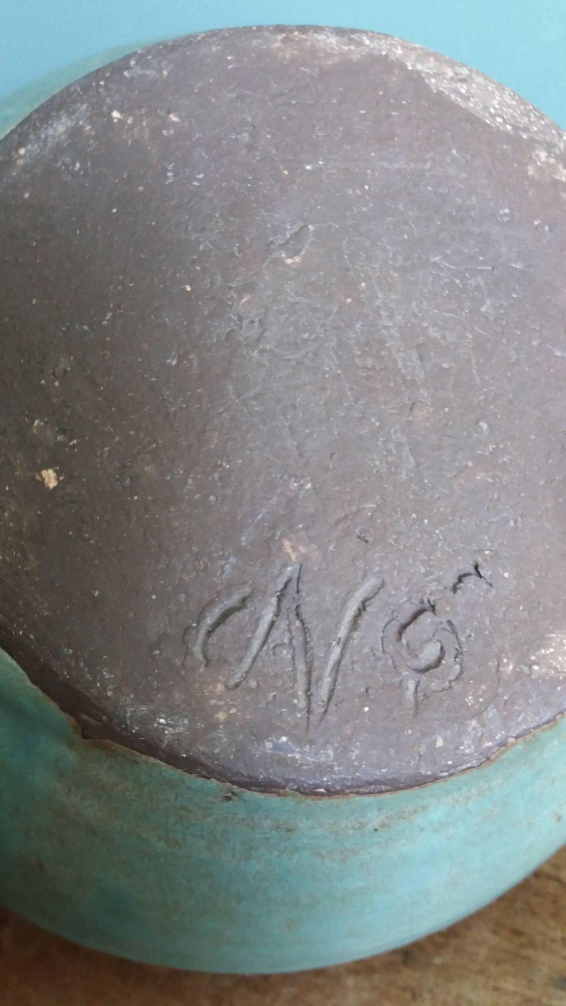 Théière artisanale en grès chamotté émaillé vert de gris signée