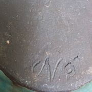Théière artisanale en grès chamotté émaillé vert de gris signée