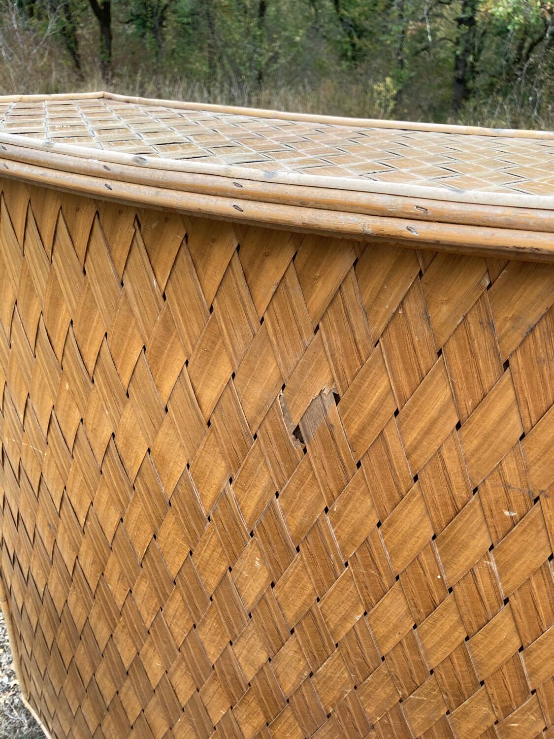 Bar et tabourets en rotin et châtaignier