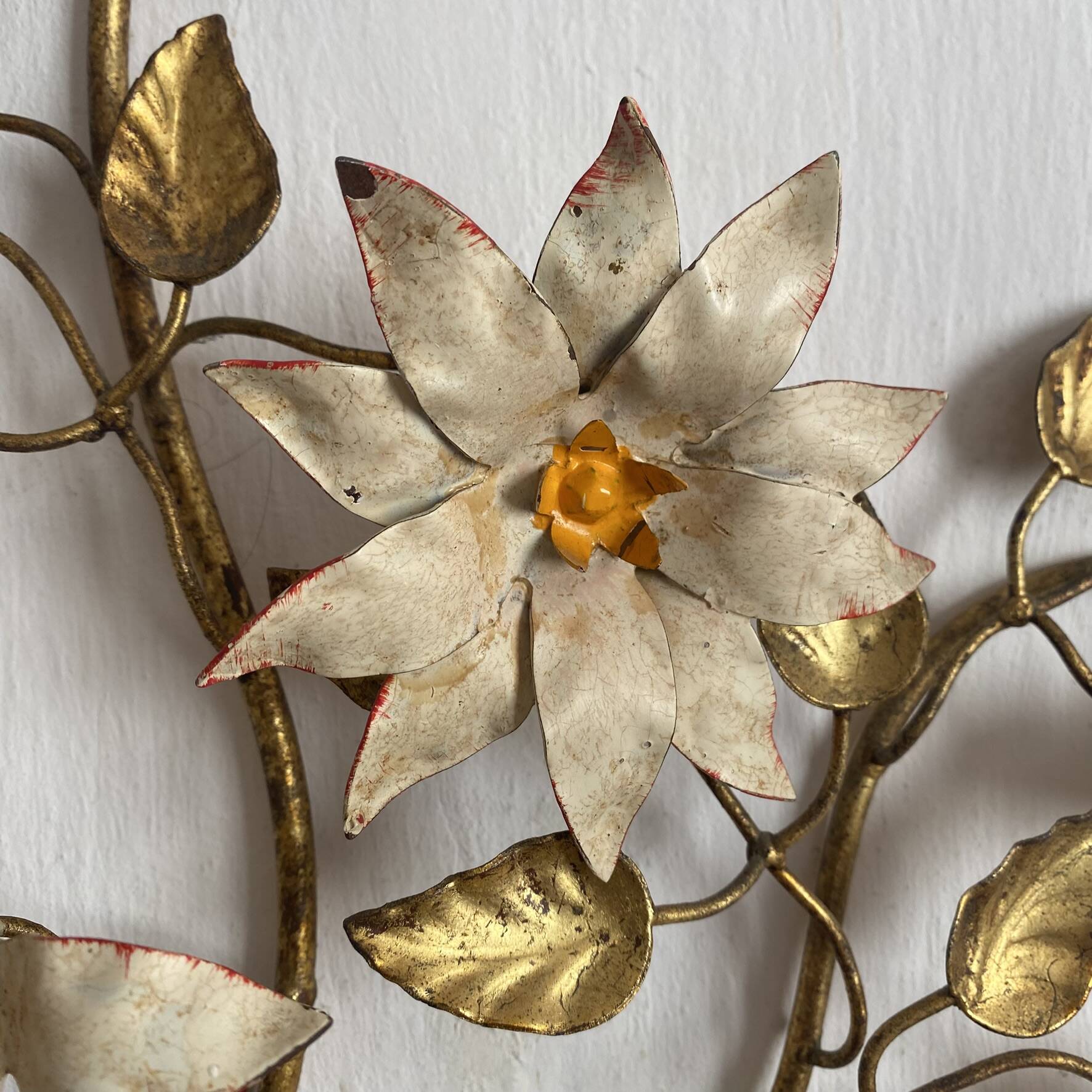 Grande applique fleurs et feuillage en métal doré années 50-60