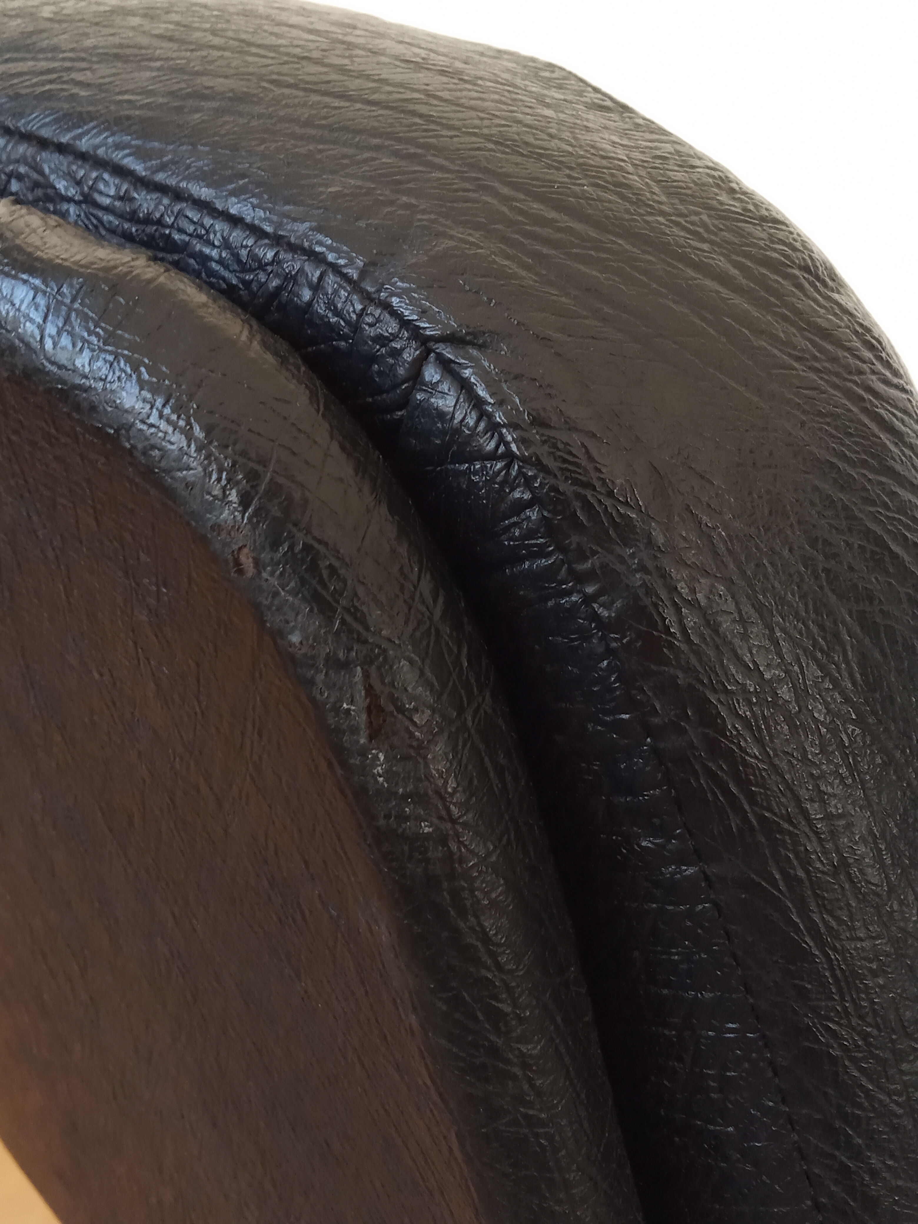 Fauteuil pivotant en skaï noir années 60