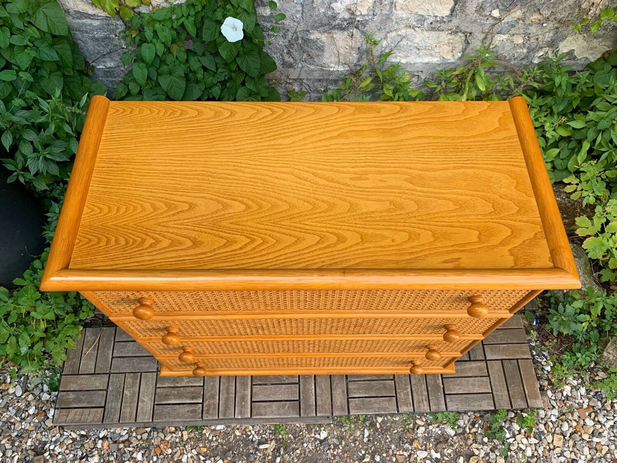 Dresser and its bedside table in rattan caning and vintage oak from the 1970s.