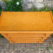 Dresser and its bedside table in rattan caning and vintage oak from the 1970s.