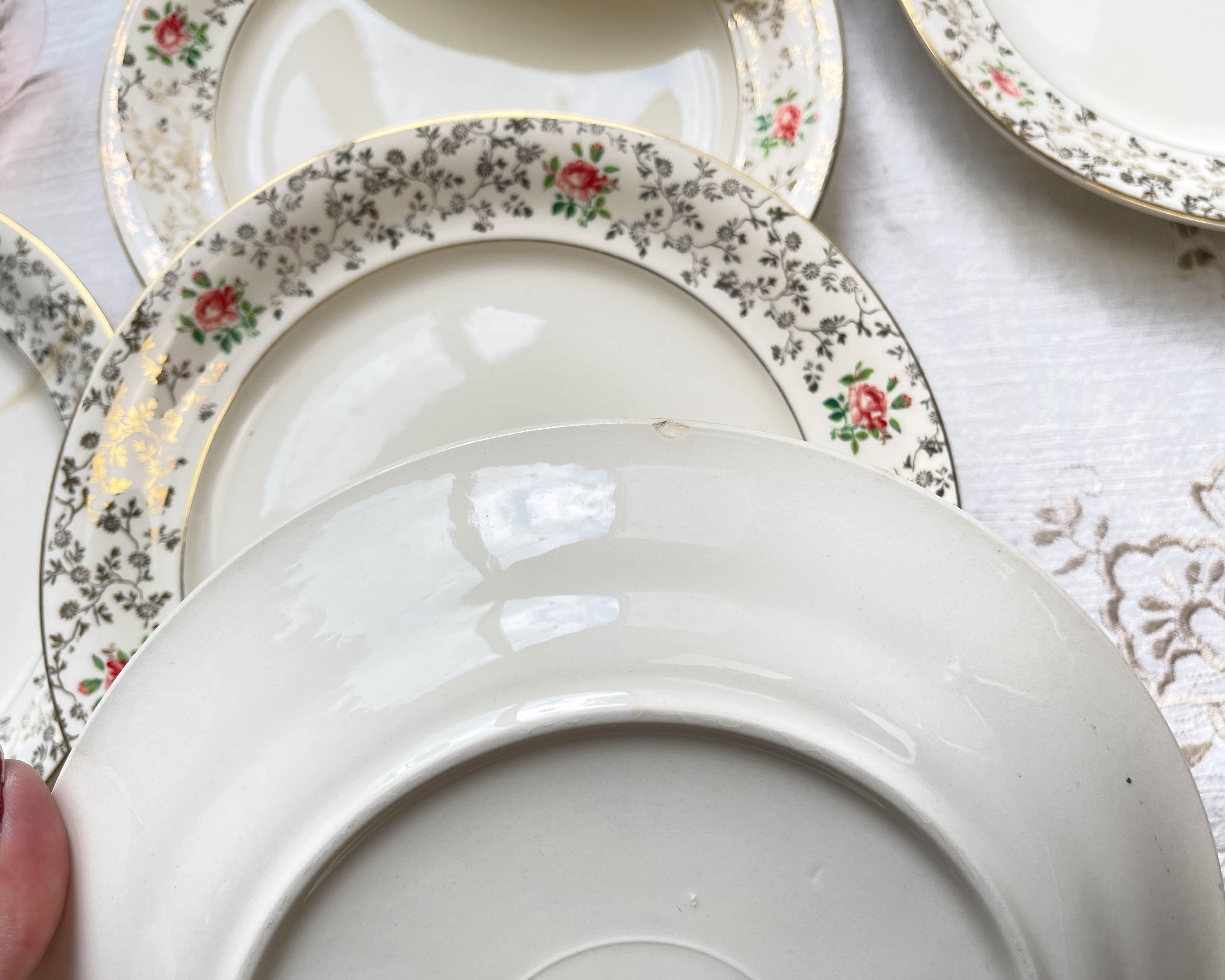 9 Villeroy Boch flat plates in white golden porcelain floral pattern