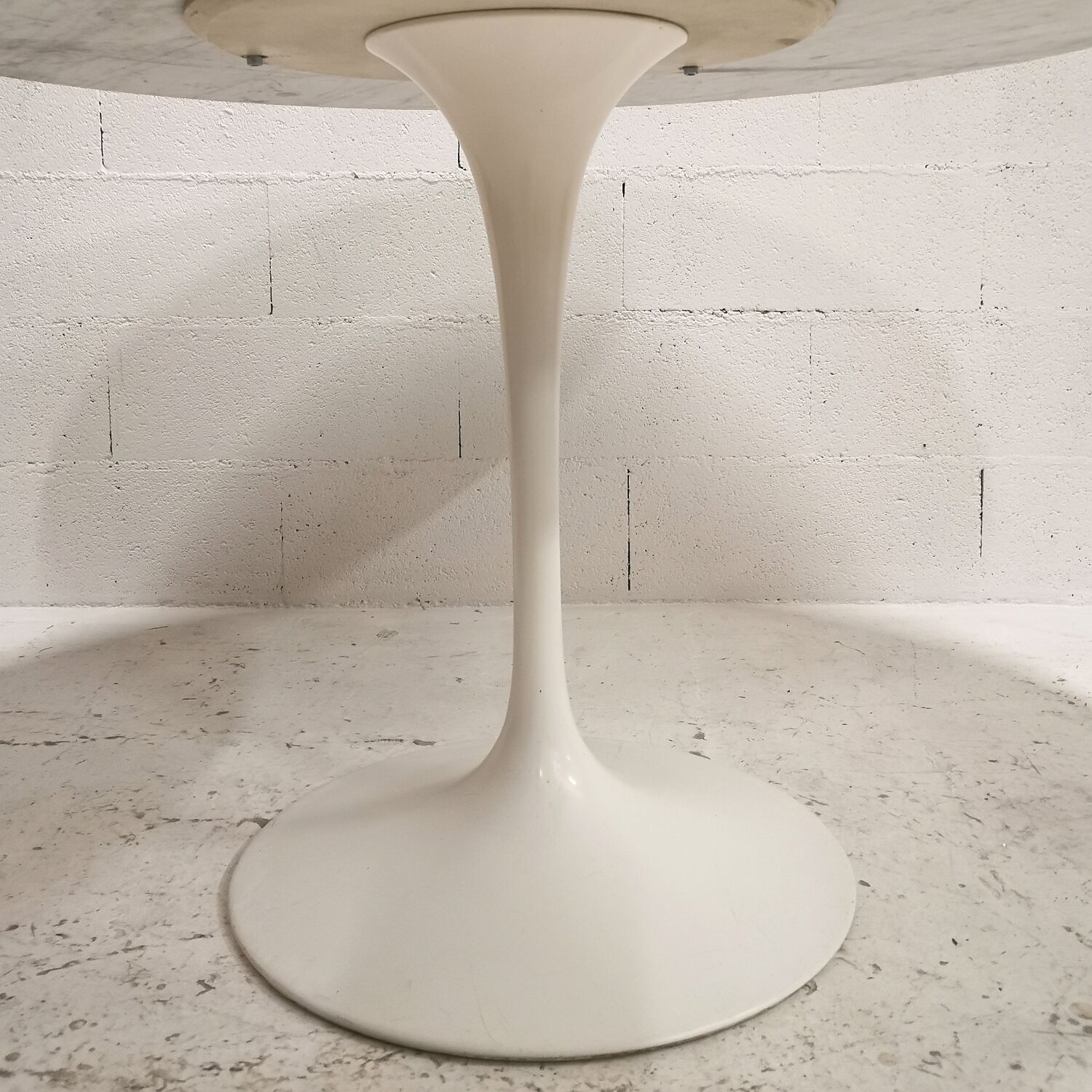 Marble round dining table, Eero Saarinen, Knoll International