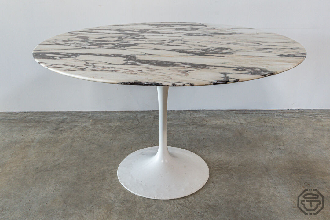 Eero Saarinen's Knoll tulip table