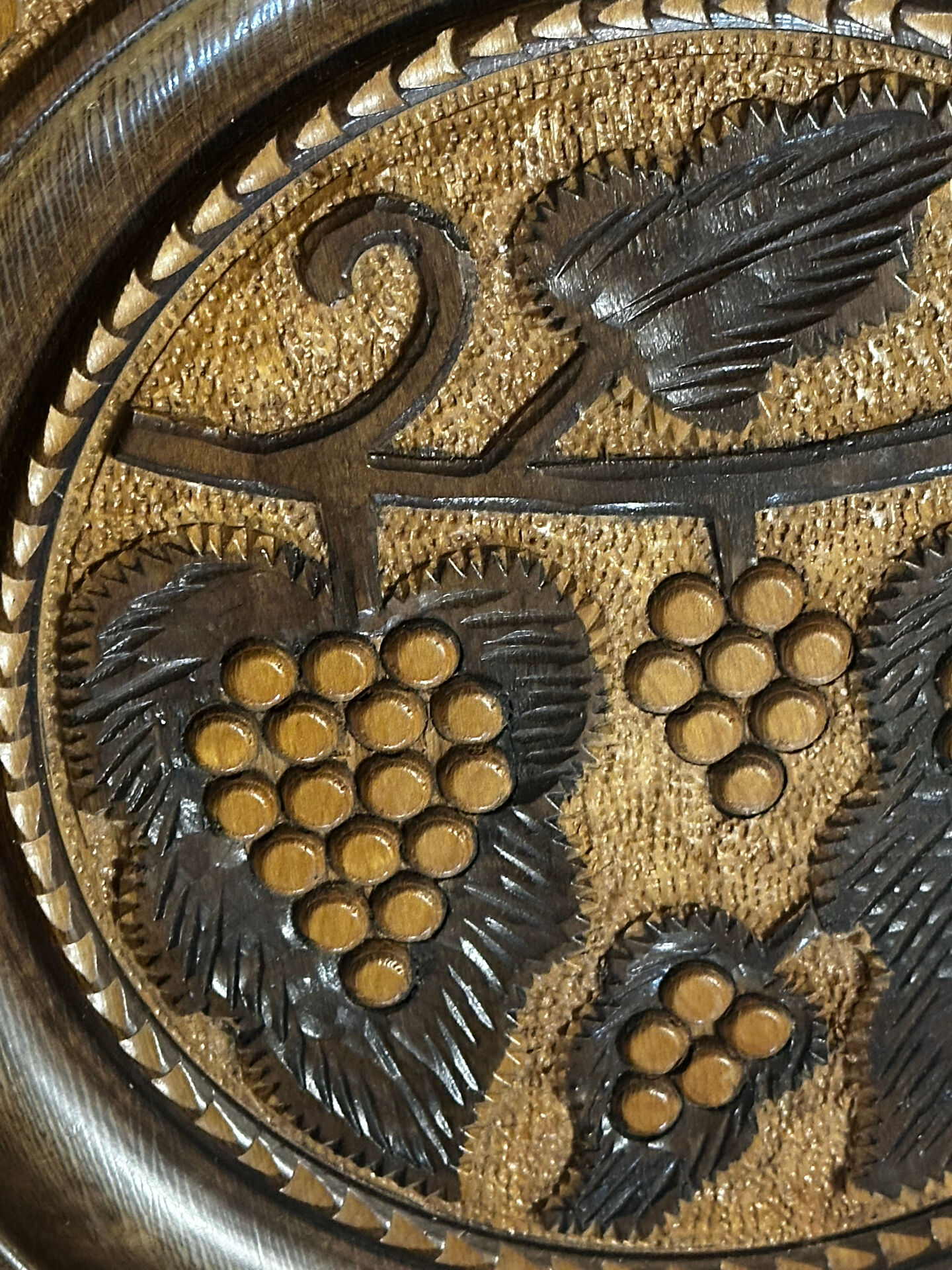 Carved wooden fruit bowl – Centrepiece with grape decoration