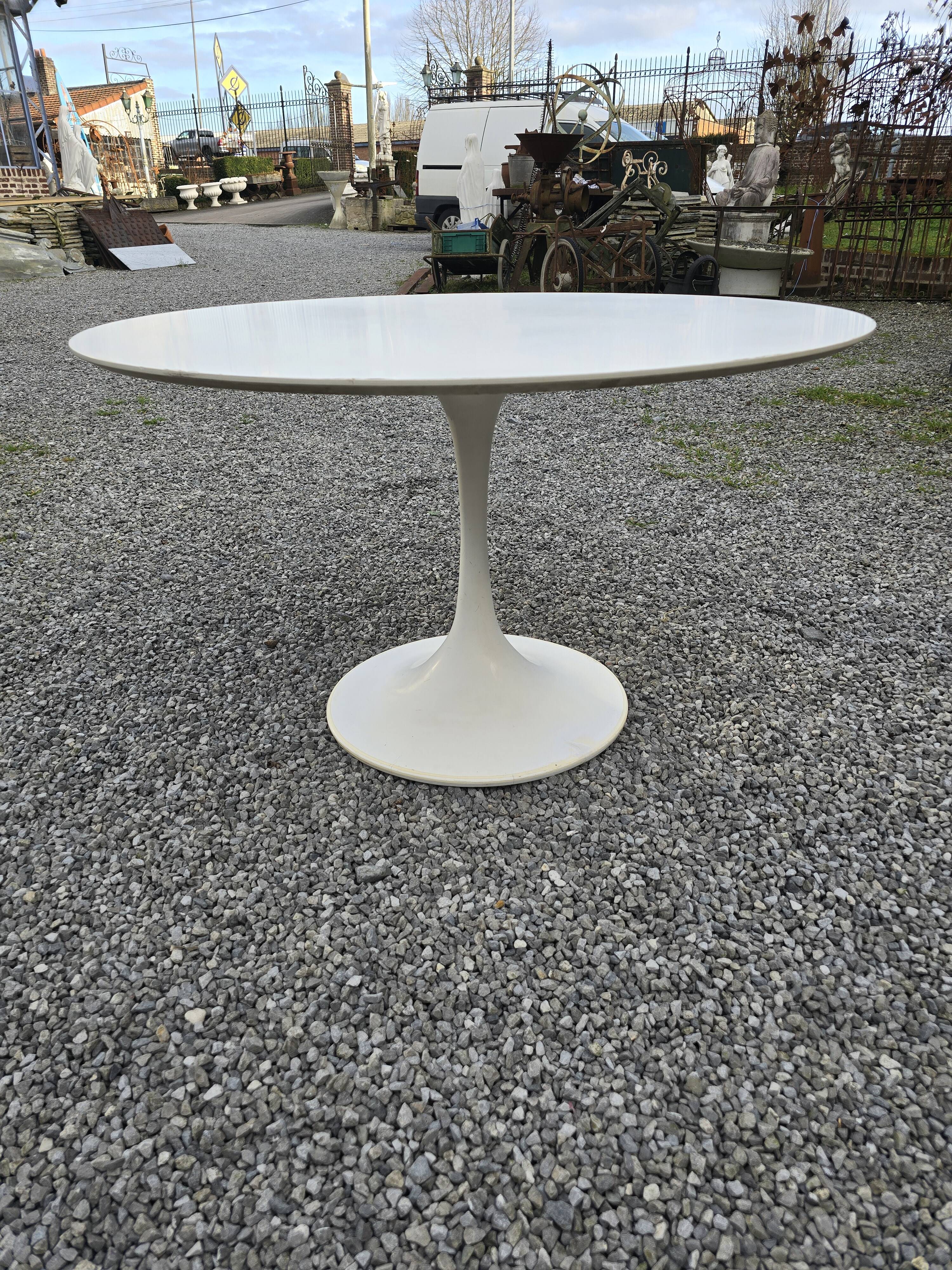 Tulip foot table from the 70s, 120cms in diameter