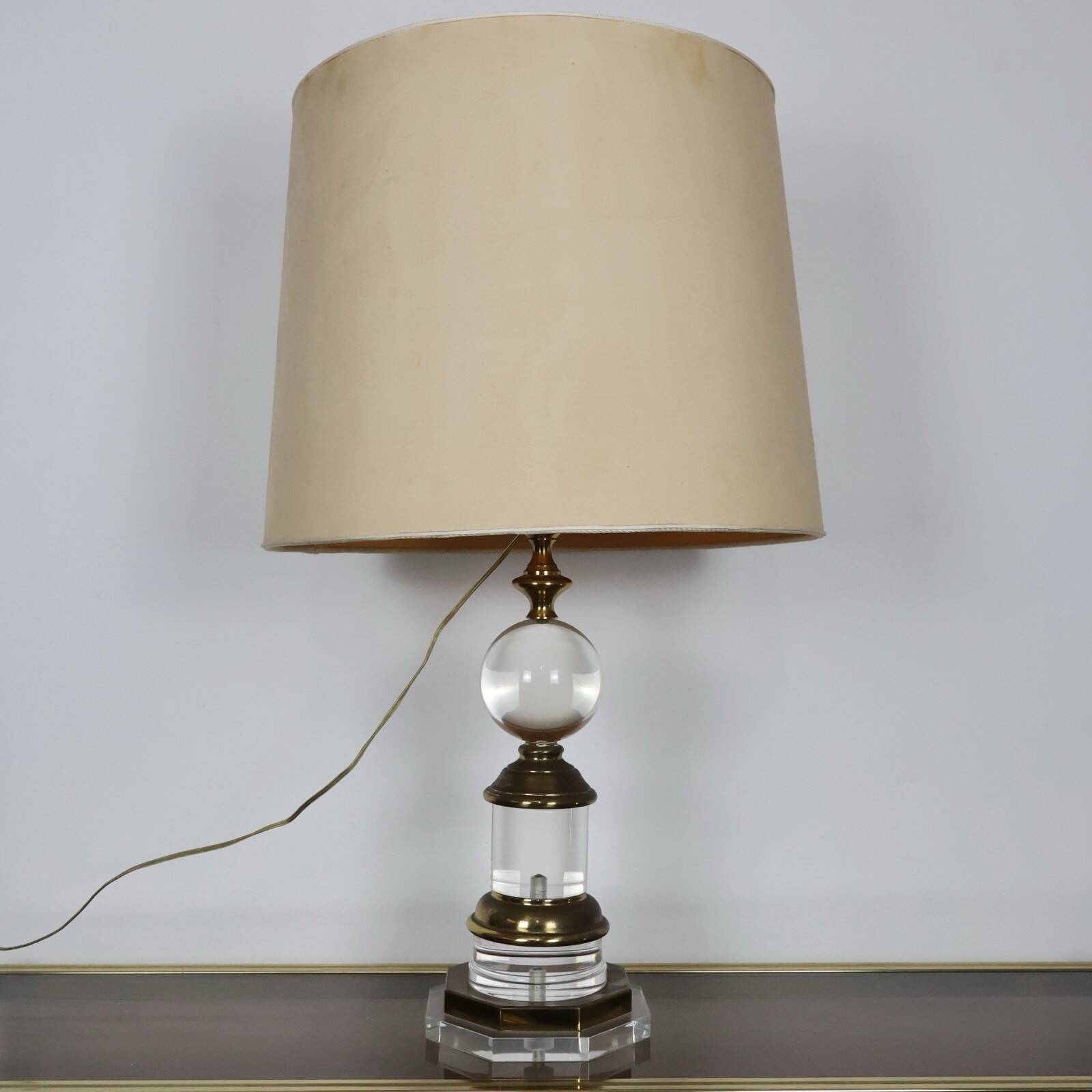 Hollywood Regency lamp in acrylic and brass 1970s design modernariato