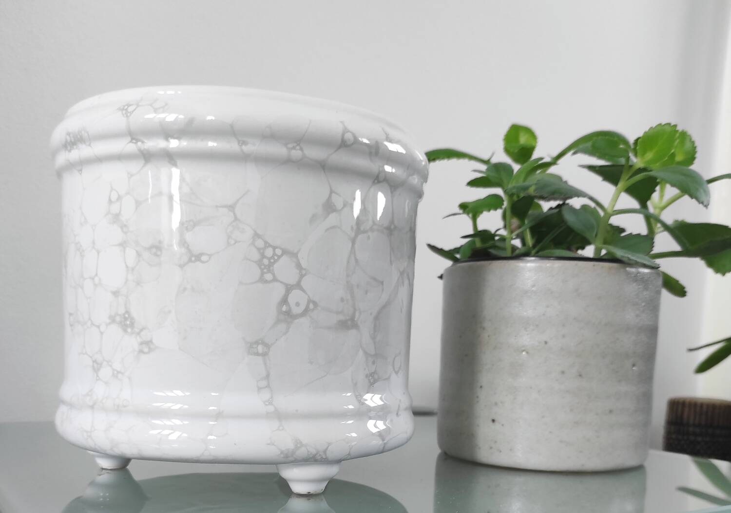 Vintage tripod cache-pot in glazed earthenware with a bubble decoration.
