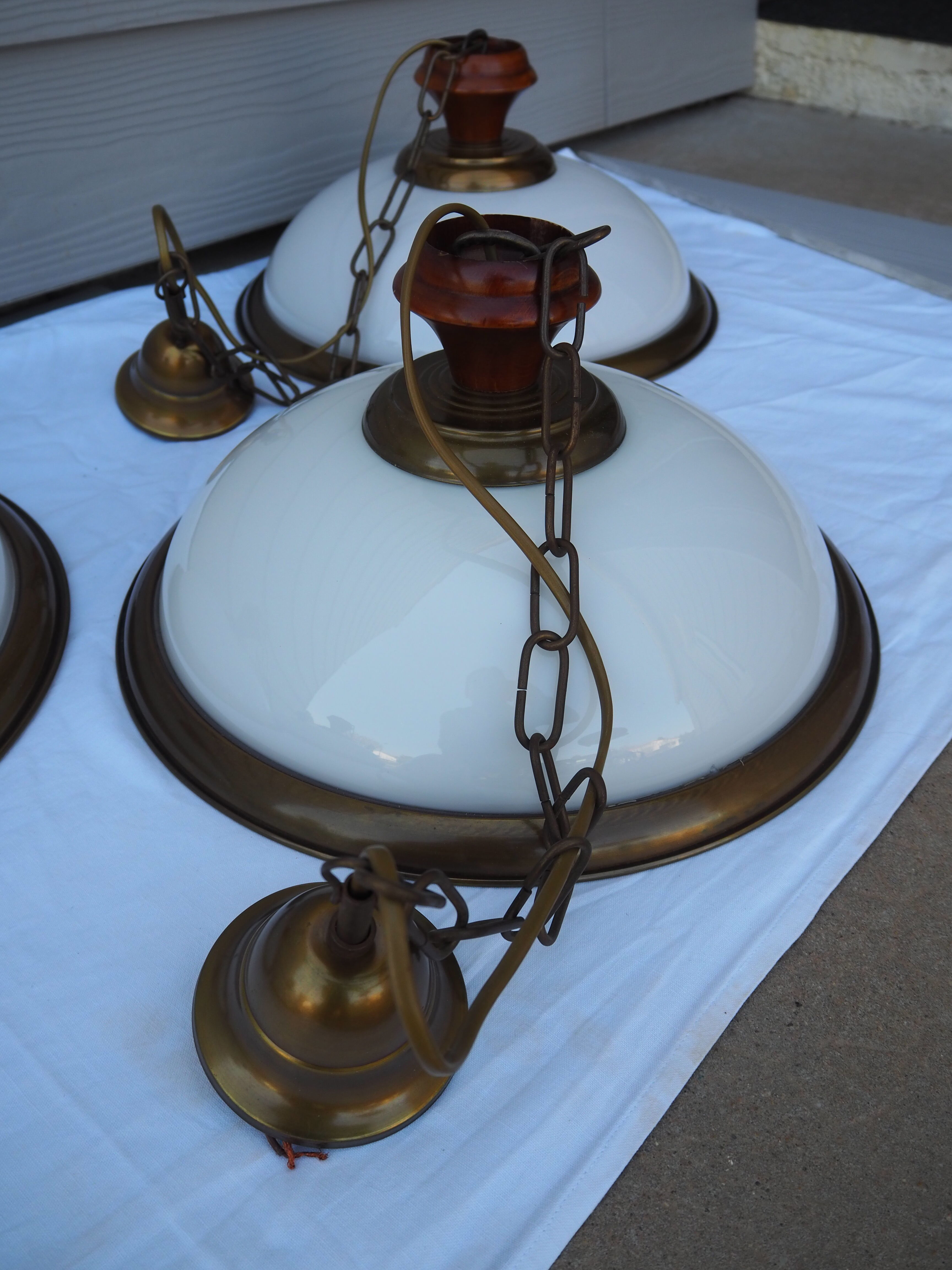 Suspension in white opaline, its edge in aged brass