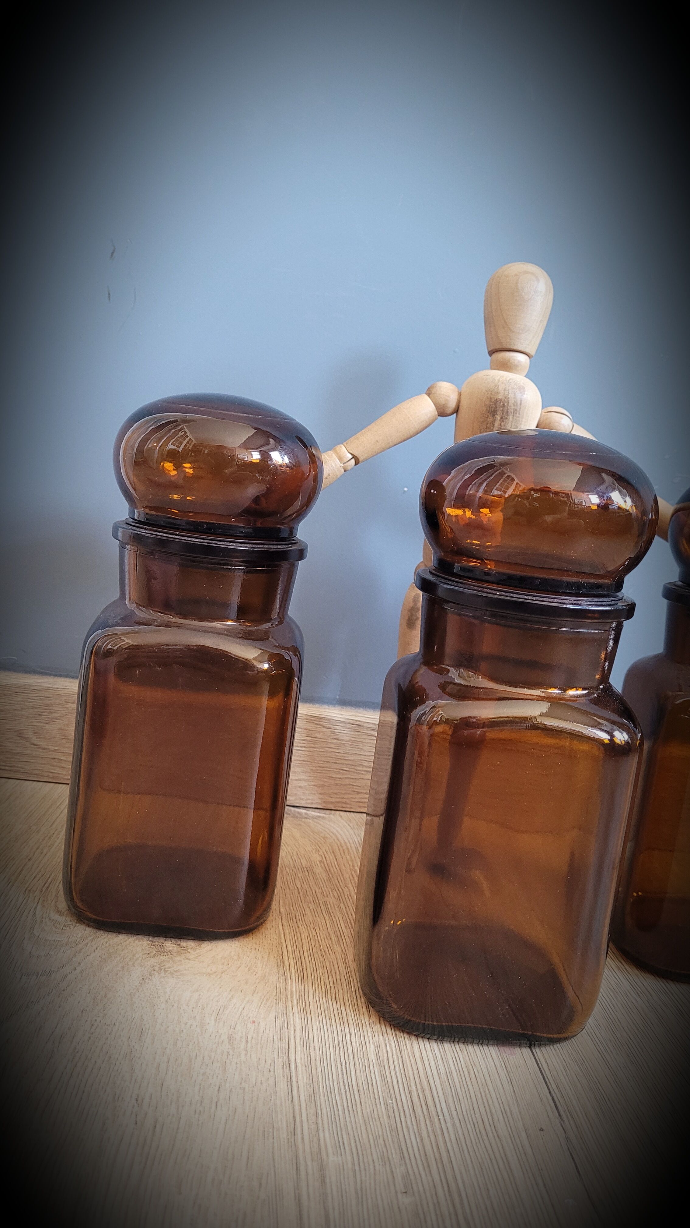 Trio bottles brown round cap