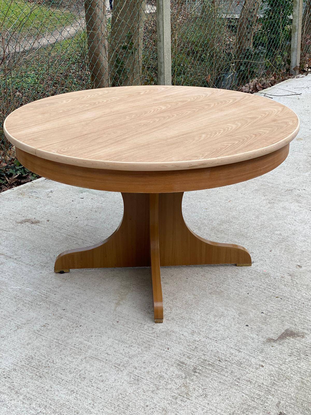 Round extendable Scandinavian dining table in Baumann style oak with central leg