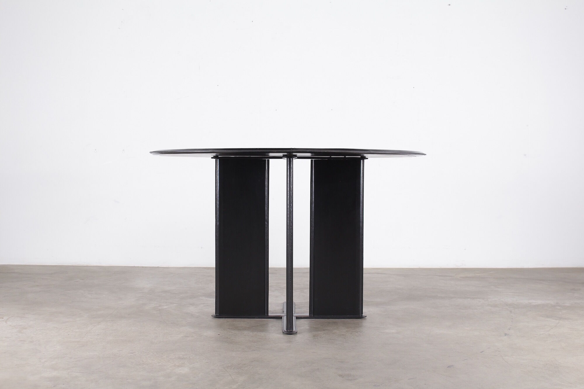Round table leather black Tito Agnoli for Mateo Grassi
