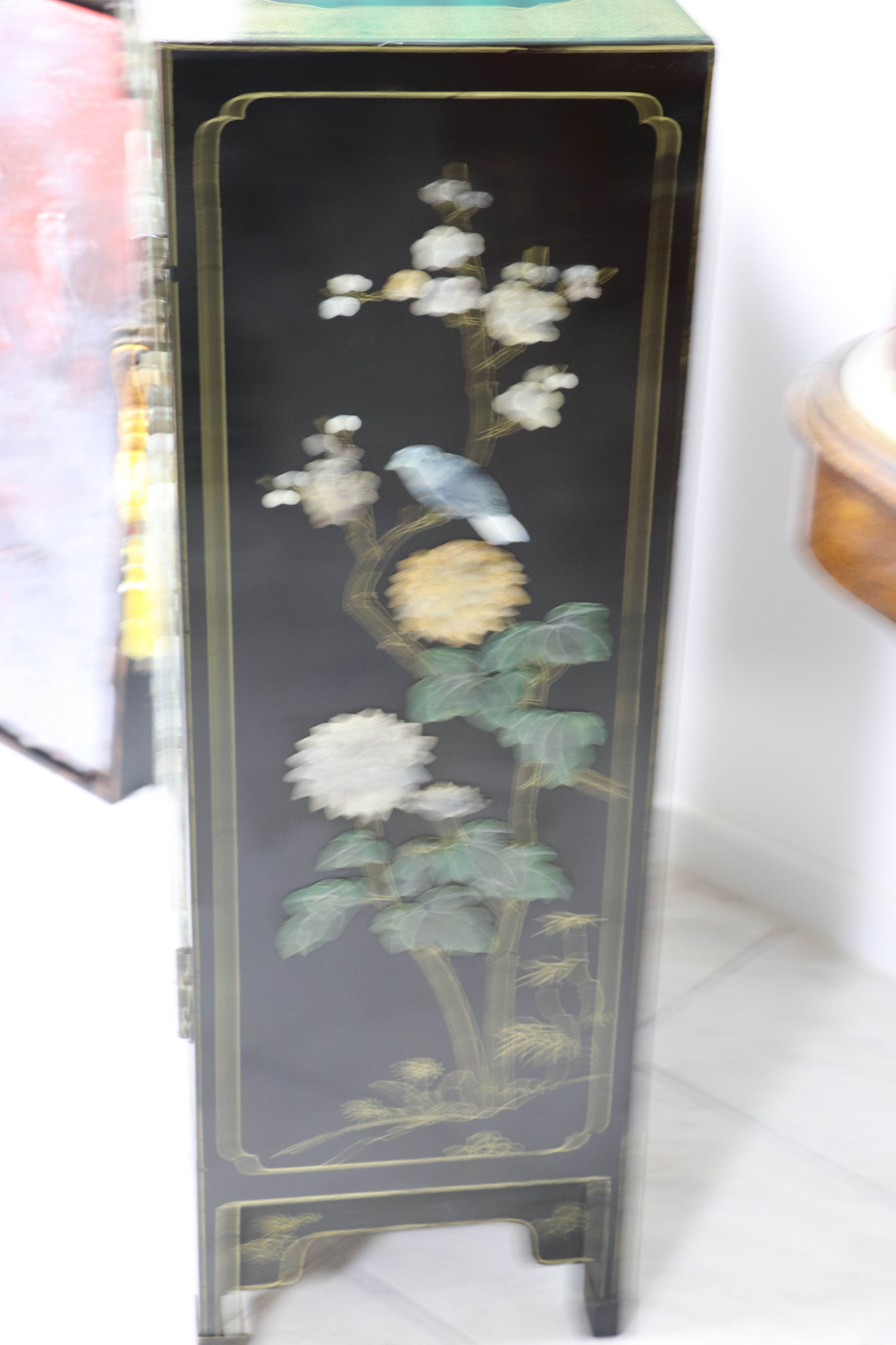 Chinese black laqué buffet 2 doors semi-precious stones on 3 sides