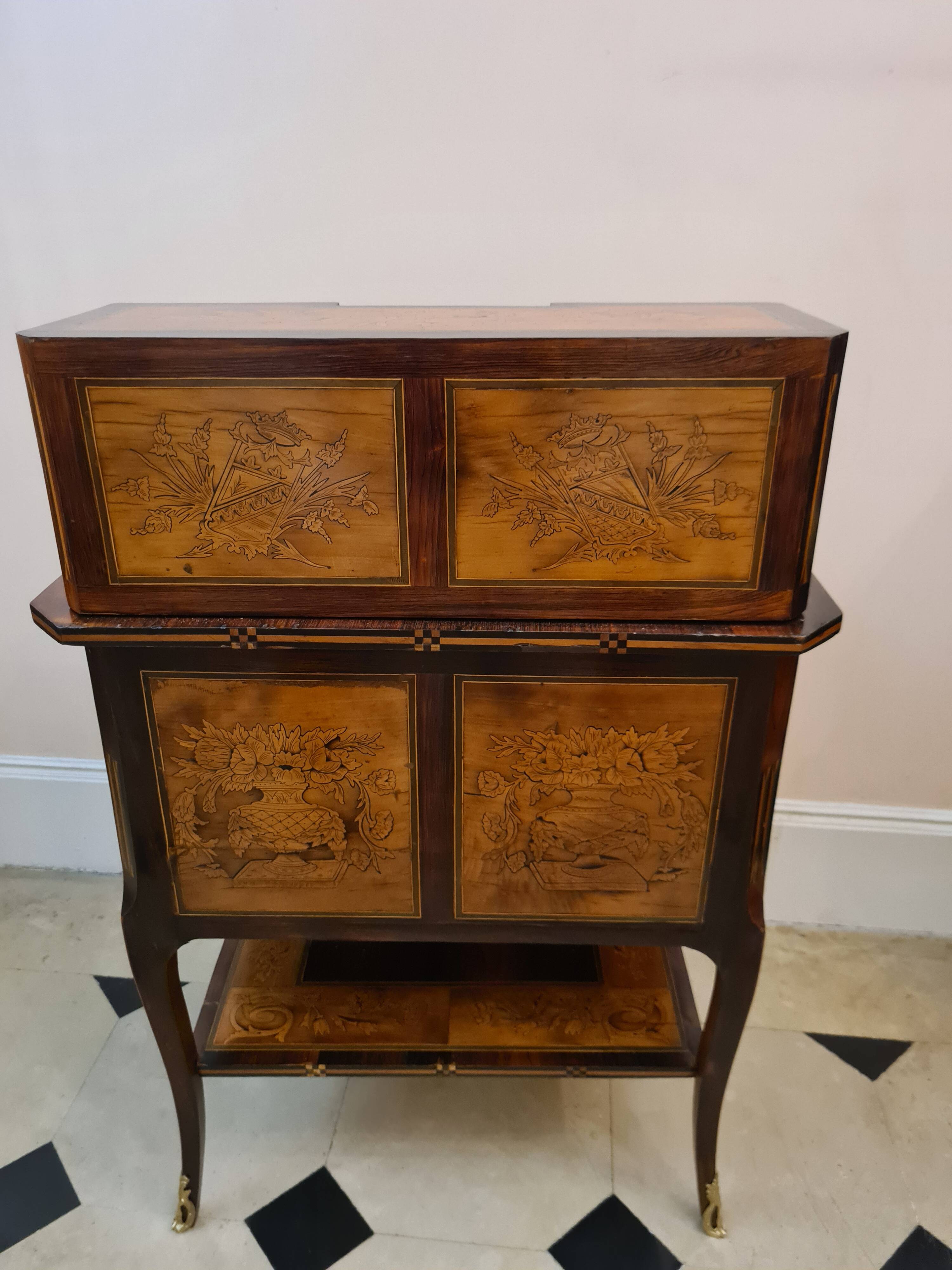 Marquetry stepped desk with La Fontaine's fables, 19th century.