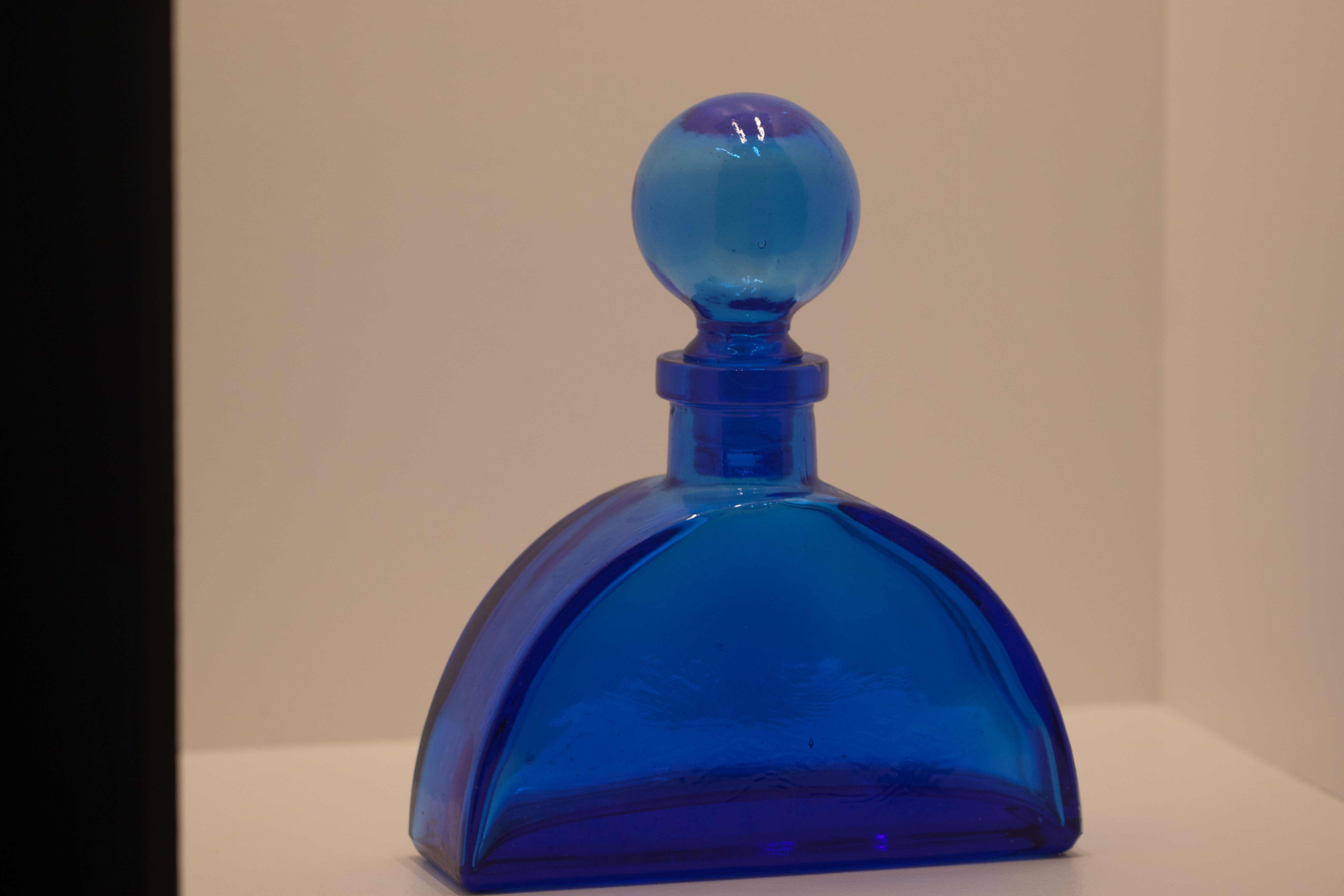 Half circle decanter with ball cap